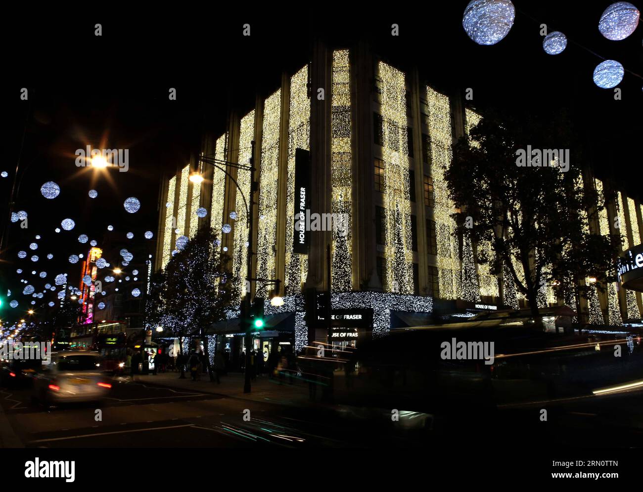 (141120) -- LONDON, 19. November 2014 -- Foto aufgenommen am 19. November 2014 zeigt die weihnachtliche Beleuchtung des House of Fraser in der Oxford Street in London. ) GROSSBRITANNIEN-LONDON-CHRISTMAS ILLUMINATIONS HanxYan PUBLICATIONxNOTxINxCHN London Nov 19 2014 Foto aufgenommen AM 19. November 2014 zeigt Christmas of House of Fraser IN DER Oxford Street in London Großbritannien Großbritannien London Christmas PUBLICATIONxNOTxINxCHN Stockfoto