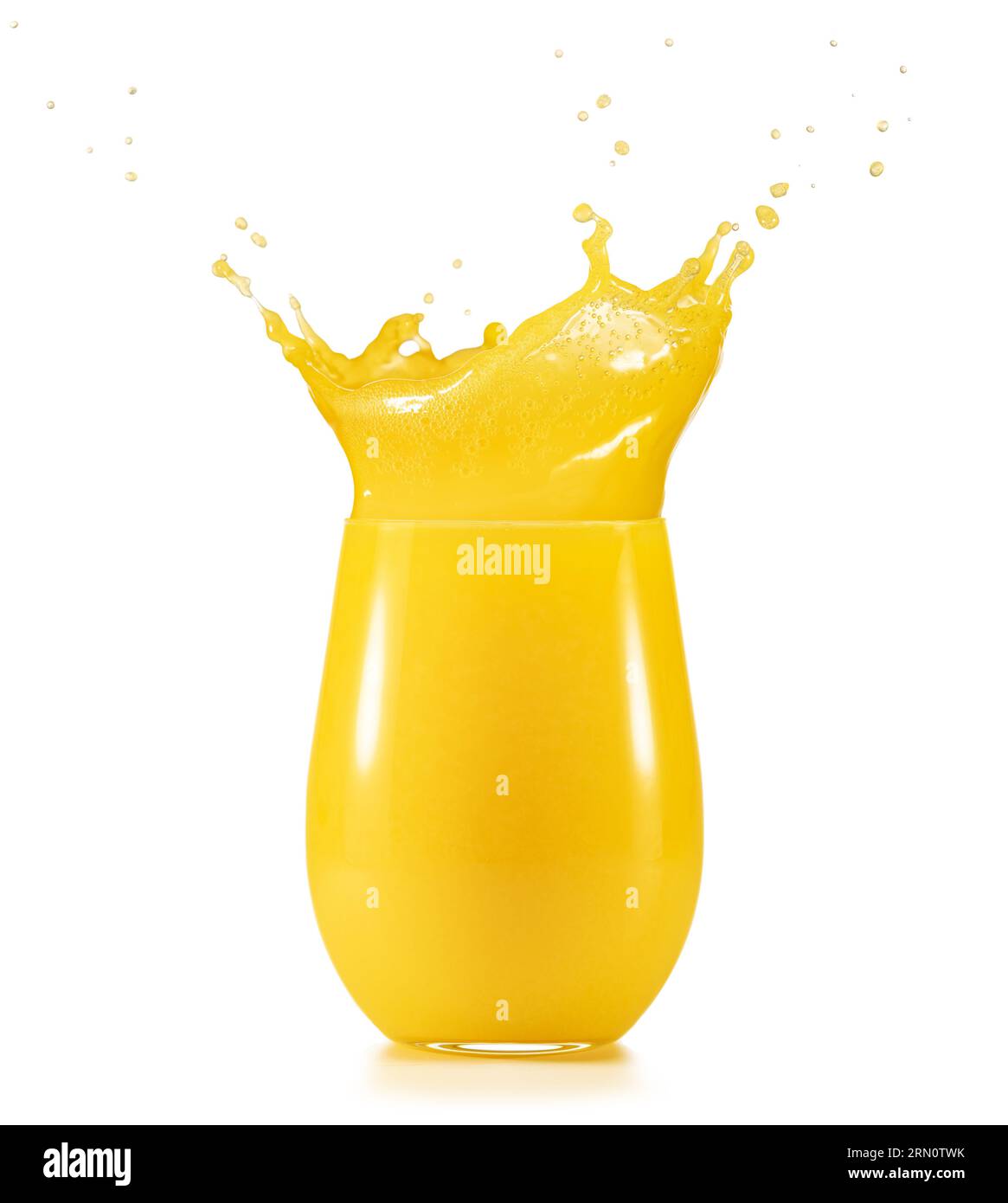 Frischer Orangensaft spritzt aus Glas isoliert auf weißem Hintergrund. Stockfoto
