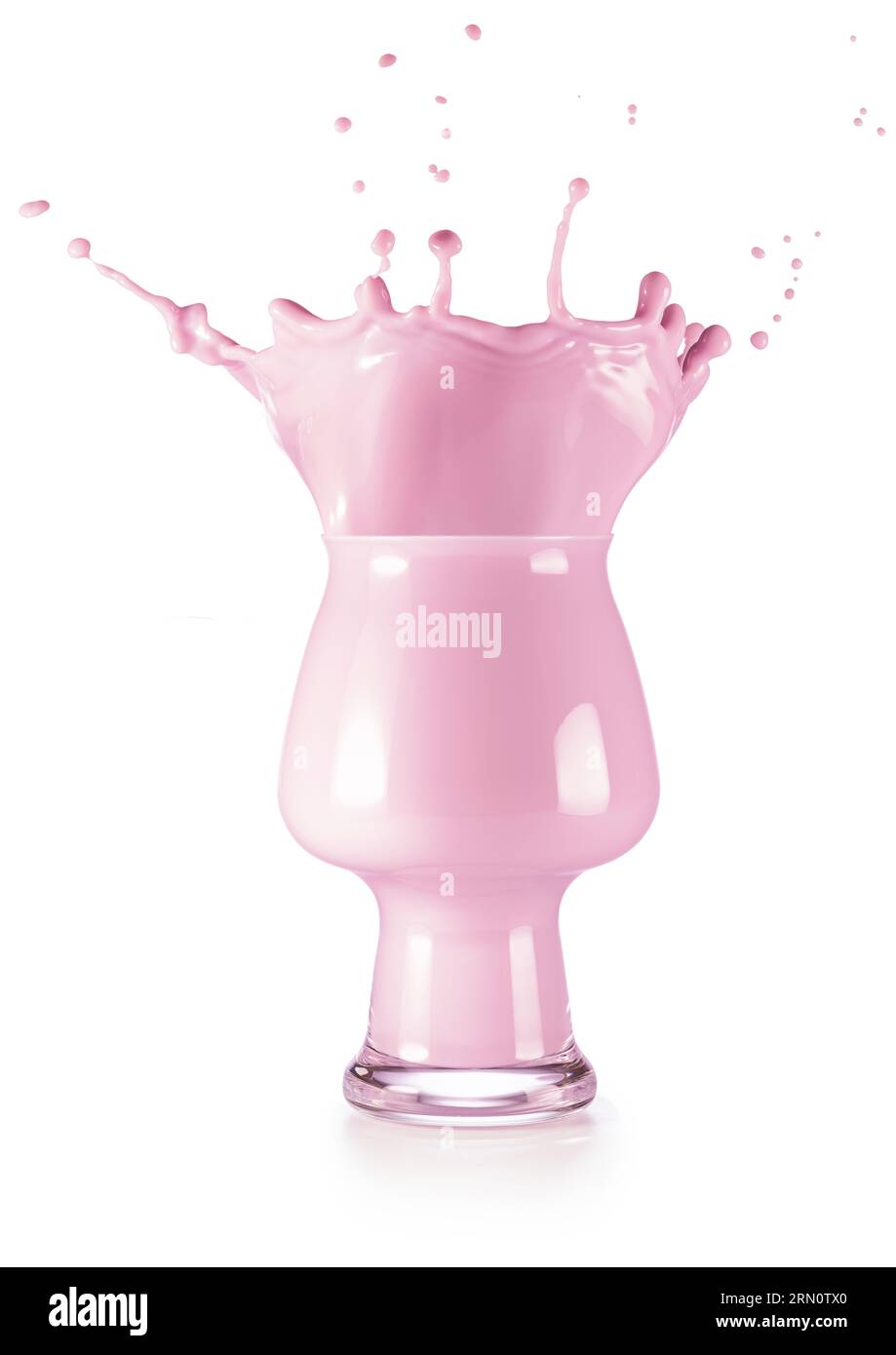 Gemischter Beerenrosa Milchshake, der aus dem Trinkglas auf weißem Hintergrund spritzt. Echte Studioaufnahme. Stockfoto