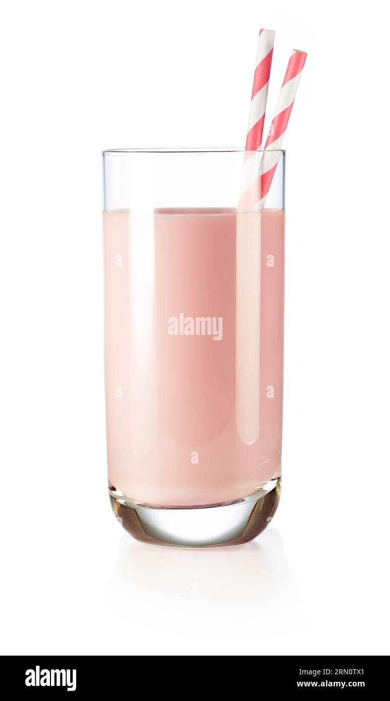 Nahaufnahme von Erdbeeren-Milchshake-Glas mit zwei Papiertrinkhalmen isoliert auf weißem Hintergrund. Stockfoto
