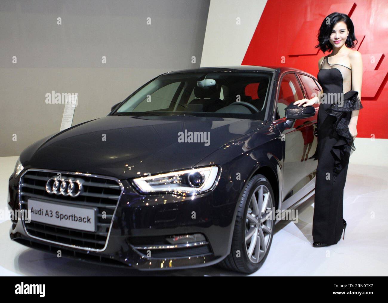(141120) -- HO CHI MINH CITY, 19. November 2014 -- Ein Modell präsentiert einen Audi A3 Sportback auf der Vietnam Motor Show 2014 in Ho Chi Minh City, Vietnam, 19. November 2014. Die Vietnam Motor Show 2014, die größte jährliche Veranstaltung der vietnamesischen Automobilbranche, findet vom 19. Bis 23. November statt. ) VIETNAM-HO CHI MINH CITY-MOTOR SHOW NguyenxLexHuyen PUBLICATIONxNOTxINxCHN Ho Chi Minh City 19. November 2014 ein Modell präsentiert Audi A3 Sportback Car während der Vietnam Engine Show 2014 in Ho Chi Minh City Vietnam 19. November 2014 die Vietnam Engine Show 2014 das größte jährliche Ereignis des vietnamesischen Autos die Branche läuft von vorne Stockfoto