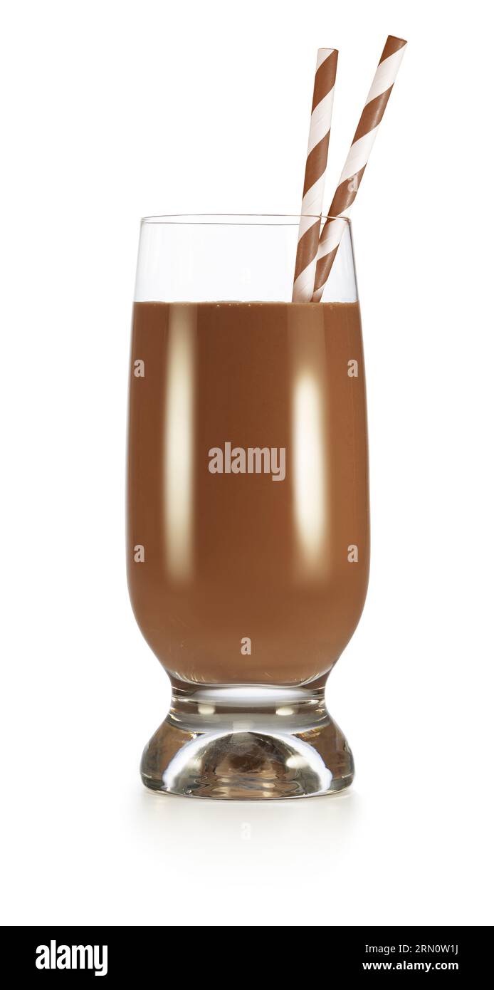 Glas Schokoladenmilch oder schokoladiger Proteinshake mit Trinkhalmen isoliert auf weißem Hintergrund. Stockfoto