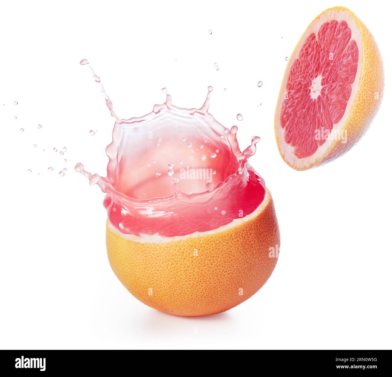 Frischer rosafarbener Saft, der aus einer geschnittenen Grapefruit auf weißem Hintergrund verschüttet wird. Authentische Studioaufnahme. Stockfoto