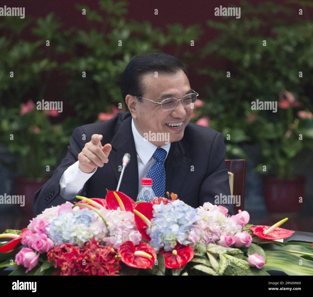 (141120) --HANGZHOU, 20. November 2014 -- der chinesische Ministerpräsident Li Keqiang reagiert auf ein Treffen mit Vertretern der World Internet Conference in Hangzhou, der Hauptstadt der ostchinesischen Provinz Zhejiang, 20. November 2014. ) (hdt) CHINA-HANGZHOU-LI KEQIANG-INTERNET-KONFERENZ (CN) WangxYe PUBLICATIONxNOTxINxCHN Hangzhou 20. November 2014 Chinesischer Premier Left Keqiang reagiert während eines Treffens mit Vertretern, die an der World Internet Conference in Hangzhou, Hauptstadt von Ostchina, S Zhejiang, teilnehmen 20. November 2014 HDT China verließ Keqiang Internet Conference CN WangXBLINXYxNCHINN Stockfoto
