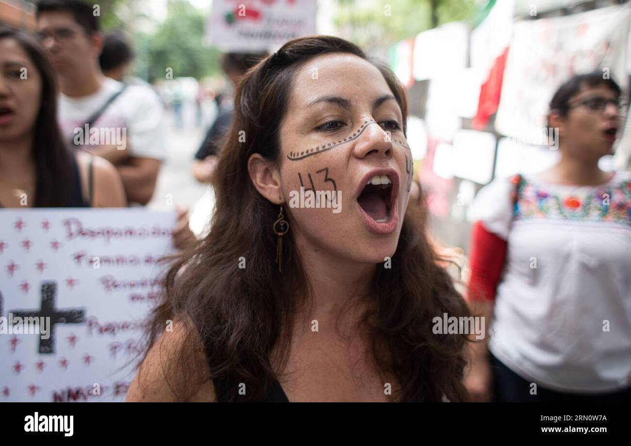 (141120) -- BUENOS AIRES, mexikanische Leute schreien Parolen während einer Kundgebung, die die sichere Rückkehr der 43 vermissten mexikanischen Studenten vor der mexikanischen Botschaft in Buenos Aires, Argentinien, am 20. November 2014 fordert. Martin Zabala) (jg) ARGENTINIEN-BUENOS AIRES-MEXICO-SOCIETY-RALLY e MARTINxZABALA PUBLICATIONxNOTxINxCHN Buenos Aires MEXIKANISCHE Prominente brüllen Parolen während einer Rallye, die die sichere Rückkehr der 43 vermissten MEXIKANISCHEN Studenten außerhalb der MEXIKANISCHEN Botschaft in Buenos Aires Argentinien fordert 20. November 2014 Martin Zabala JG Argentina Buenos Aires Mexico Society Rally e MartinXZabixBLINNCH Stockfoto