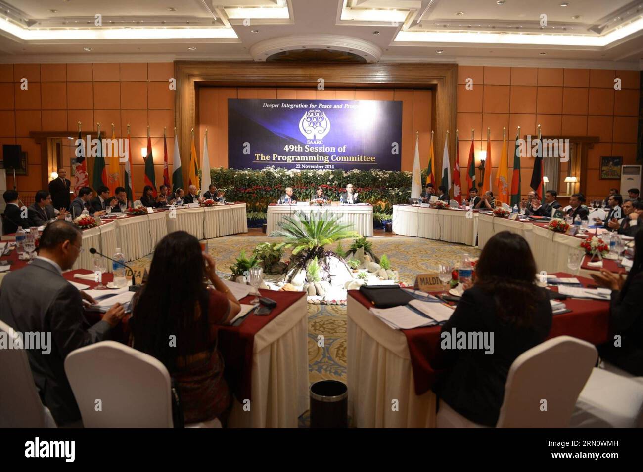 (141122) -- KATHMANDU, 22. November 2014 -- Gemeinsame Sekretäre der Außenministerien der Länder Südasiatischer Assoziation für regionale Zusammenarbeit (SAARC) nehmen an der 49. Sitzung des SAARC-Programmplanungsausschusses im Vorfeld des 18. SAARC-Gipfels am 22. November 2014 in Kathmandu, der Hauptstadt Nepals, Teil. Der 18. SAARC-Gipfel begann hier am Samstag mit einer Sitzung des Programmplanungsausschusses. ) NEPAL-KATHMANDU-SAARC GIPFELPLANUNGSAUSSCHUSS SITZUNG SunilxSharma PUBLICATIONxNOTxINxCHN Kathmandu 22. November 2014 Gemeinsame Sekretäre der Außenministerien der Südasiatischen Vereinigung für Regio Stockfoto