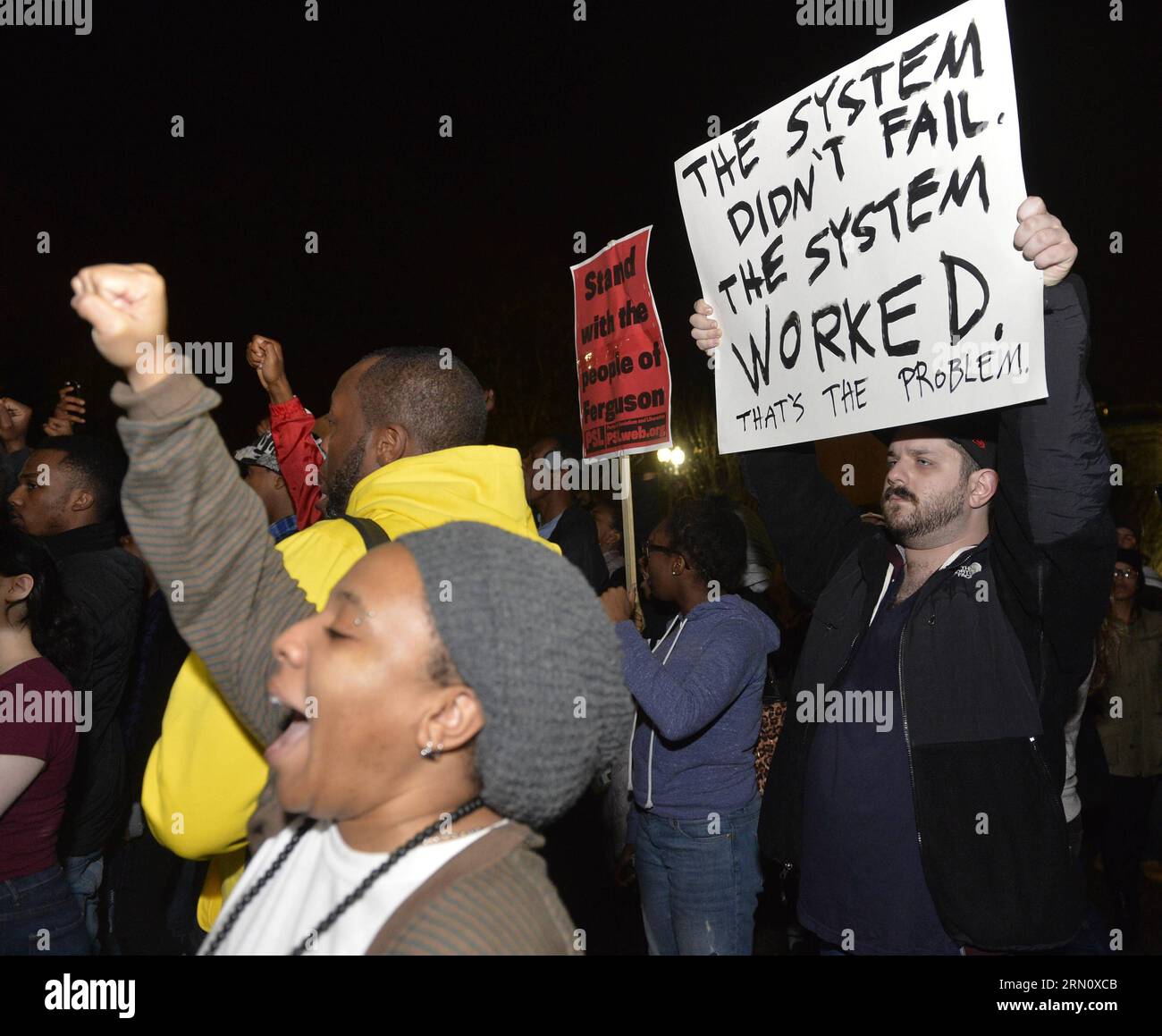 (141125) -- WASHINGTON D.C., Leute protestieren gegen die Entscheidung der Grand Jury, den Polizeibeamten Darren Wilson bei der tödlichen Erschießung des afroamerikanischen Jugendlichen Michael Brown in Ferguson im August vor dem Weißen Haus in Washington D.C., USA, am 24. November 2014 nicht anzuklagen. Mehr als 200 Menschen nahmen am Montag an dem Protest vor dem Weißen Haus Teil. ) US-WASHINGTON D.C.-WHITE HOUSE-PROTEST-FERGUSON-SCHIESSEREI BaoxDandan PUBLICATIONxNOTxINxCHN Prominente aus Washington D C PROTESTIEREN gegen die Entscheidung der Grand Jury, den Polizeibeamten Darren Wilson bei der tödlichen Schießerei nicht anzuklagen Stockfoto