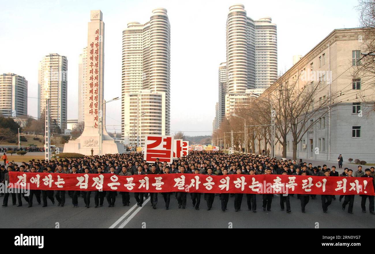 (141127) -- PJÖNGJANG, 27. November 2014 -- Foto der Koreanischen Zentralnachrichtenagentur () am 27. November 2014 zeigt Mitglieder der jungen Avantgarde, die an einer Demonstration nach einer Kundgebung in Pjöngjang, der Demokratischen Volksrepublik Korea (DVRK), teilnehmen. Mitglieder der jungen Avantgarde, Beamte und Gewerkschaftsmitglieder hielten am Donnerstag Kundgebungen im Youth Park Open-Air Theatre und an der Jonsung Revolutionary Site in Pjöngjang ab, um die Erklärung der Nationalen Verteidigungskommission der DVRK gegen eine UN-Resolution zu Menschenrechten zu unterstützen, so . ) DPRK-PJÖNGJANG-DEMONSTRATION KCNA PUBLICATIONXNOTXINXCHN P Stockfoto