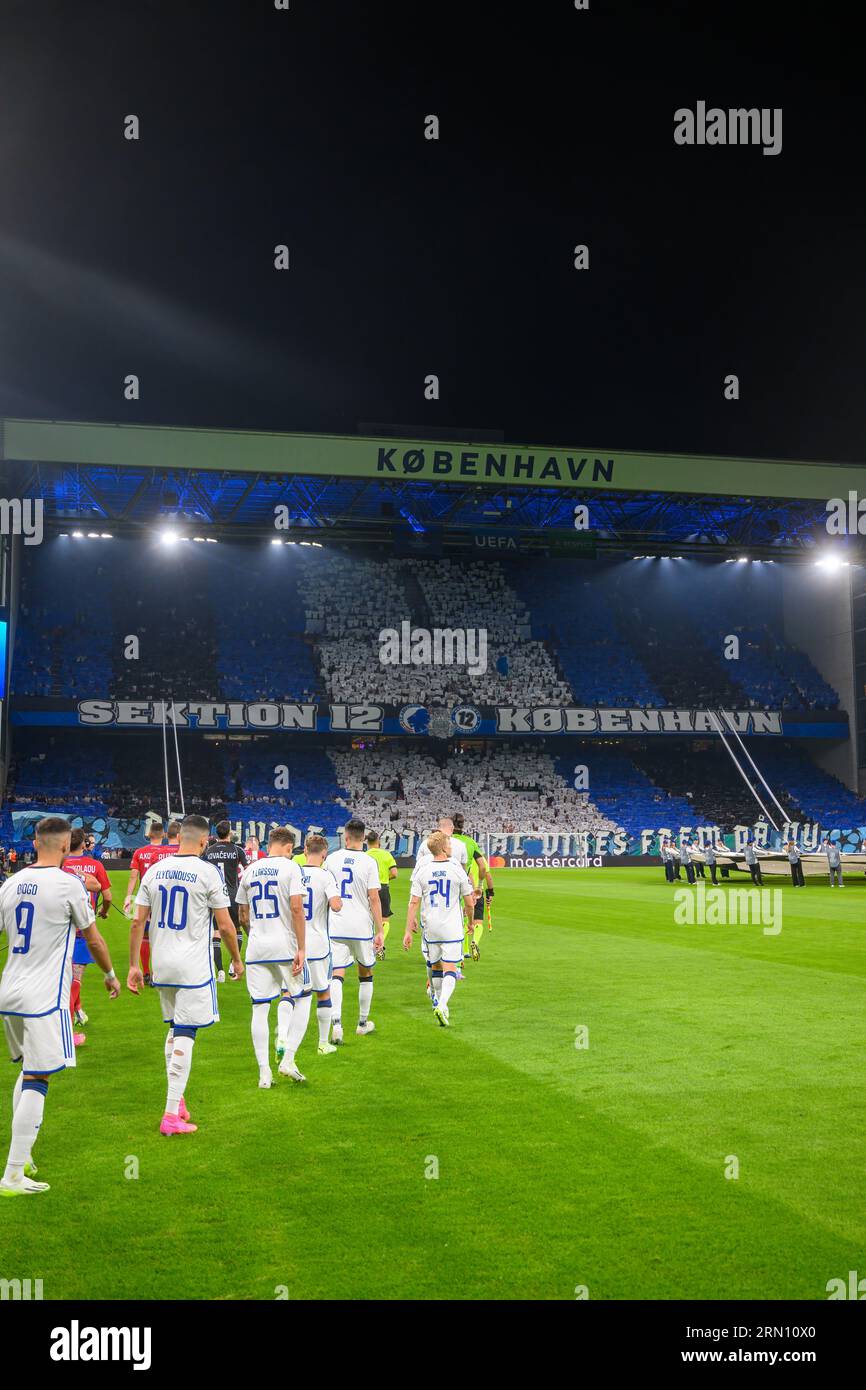 Kopenhagen, Dänemark. 30. August 2023. Die Spieler des FC Kopenhagen treten für das Qualifikationsspiel der UEFA Champions League zwischen dem FC Kopenhagen und Rakow Czestochowa in Parken in Kopenhagen ein. (Foto: Gonzales Photo/Alamy Live News Stockfoto