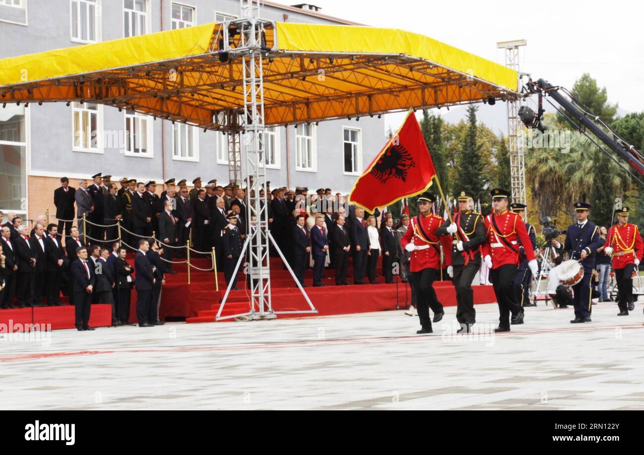 Die Menschen nehmen an einer Parade Teil, die den 70. Jahrestag der Befreiung Albaniens in Tirana, der Hauptstadt Albaniens, am 29. November 2014 feiert. das verteidigungsministerium Albaniens hielt am Samstag eine Parade ab, um den 70. Jahrestag der Befreiung Albaniens zu feiern. ) AtaxQani PUBLICATIONxNOTxINxCHN Prominente nehmen an einer Parade zum 70. Jahrestag der Befreiung Albaniens in der albanischen Hauptstadt Tirana AM 29 2014. November Teil Verteidigungsministerium von Albanien Held eine Parade zur Feier des 70. Jahrestages der Befreiung Albaniens hier AM Samstag Alban Stockfoto