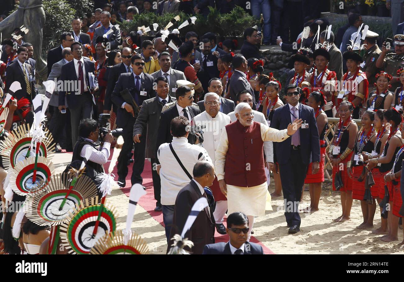 (141201) -- KOHIMA, 1. Dezember 2014 -- der indische Premierminister Narendra Modi (C, Front) kommt zur Eröffnung des Hornbill Festivals in Kohima, Hauptstadt des indischen Bundesstaates Nagaland, am 1. Dezember 2014. Das 10-tägige Festival, das nach dem Hornschnabel benannt ist, ist eines der größten Festivals, das die reiche Tradition und das kulturelle Erbe der indigenen Nagas im Nordosten Indiens zeigt.)(zhf) INDIA-KOHIMA-MODI-HORNSCHNABEL FESTIVAL Stringer PUBLICATIONxNOTxINxCHN Kohima DEC 1 2014 Indische Premierminister Narendra Modes C Front kommt zur Einweihung des FESTIVALS HORNBILL Festival IN Kohima Capital of India S Nagaland St Stockfoto