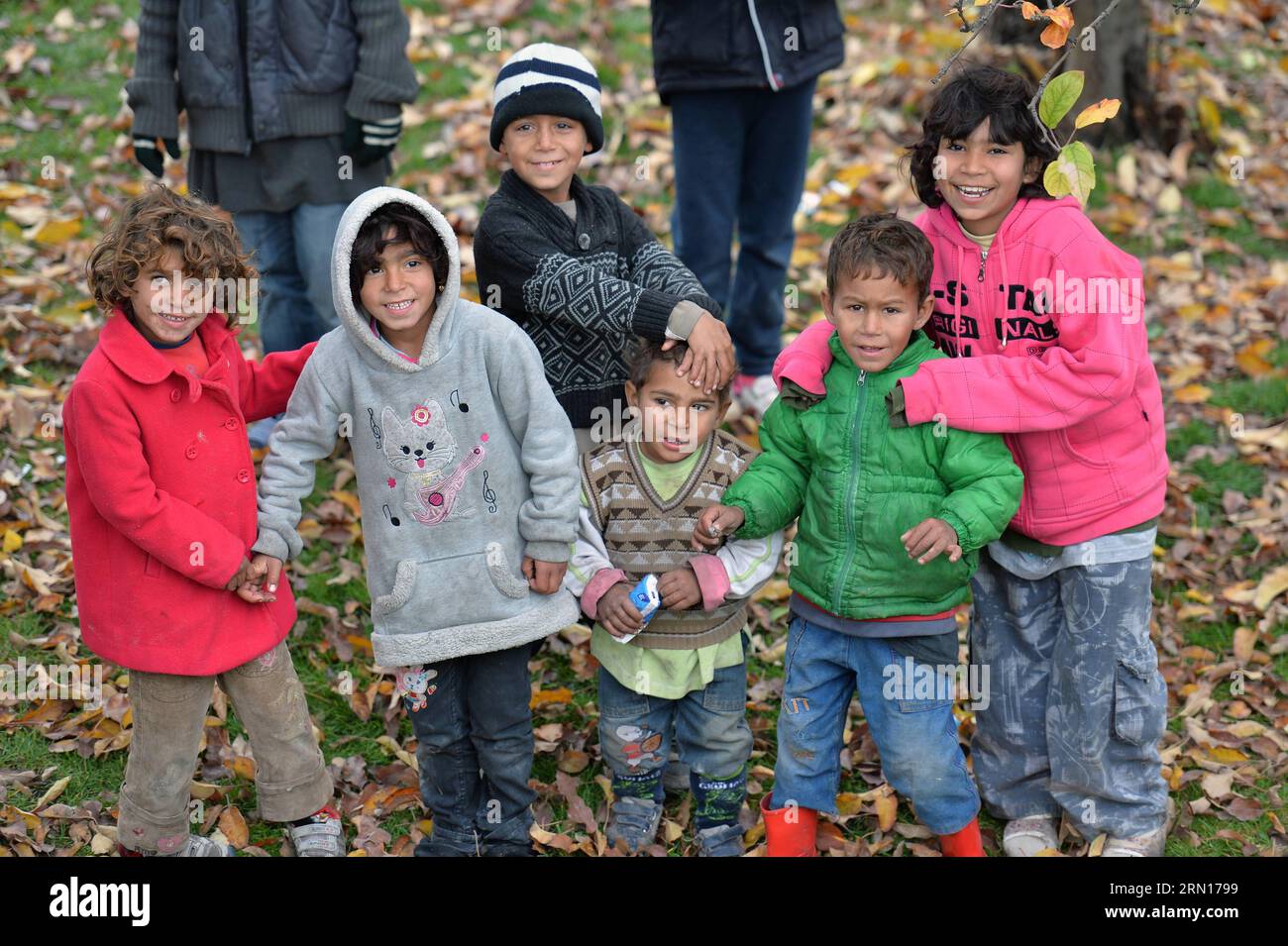 (141202)-- ANKARA, 2. Dezember 2014 -- Eine Gruppe syrischer Kinder-Flüchtlinge spielt am 2. Dezember 2014 im Abdi Ipekci Park in der türkischen Hauptstadt Ankara. Der türkische Präsident Recep Tayyip Erdogan sagte auf einer Pressekonferenz am 1. Dezember in Ankara: 2014 dass die Gesamtzahl der Flüchtlinge, die aus Syrien geflohen sind und in der Türkei Zuflucht gesucht haben, mehr als 1,62 Millionen erreicht hat und die Türkei 5 Milliarden US-Dollar für die Unterbringung der syrischen Flüchtlinge in der Türkei ausgegeben hat. ) TÜRKEI-ANKAR-SYRISCHER FLÜCHTLING MustafaxKaya PUBLICATIONxNOTxINxCHN Ankara DEZ 2 2014 eine Gruppe syrischer Kinderflüchtlinge spielt im Abdi-Park in der türkischen Kapi Stockfoto