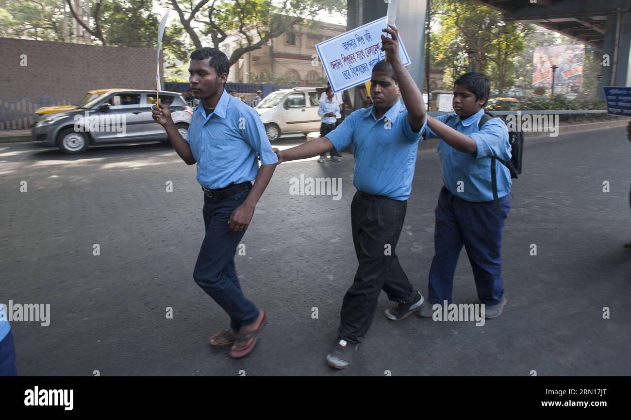 AKTUELLES ZEITGESCHEHEN Welttag der Menschen mit Behinderung (141203) -- CALCUTTA, 3. Dezember 2014 -- indische Schüler nehmen an einer Kundgebung Teil, die den Internationalen Tag der Menschen mit Behinderungen in Kalkutta, der Hauptstadt des ostindischen Bundesstaates Westbengalen, am 3. Dezember 2014 markiert. Am Mittwoch findet der Internationale Tag der Menschen mit Behinderungen statt, um ein Verständnis für Behindertenfragen zu fördern und die Unterstützung für die würde, die Rechte und das Wohlergehen von Menschen mit Behinderungen zu mobilisieren. ) INDIEN-KALKUTTA-INTERNATIONALE TAGES-INVALIDITÄTSRALLYE TumpaxMondal PUBLICATIONxNOTxINxCHN News aktuell e Stockfoto