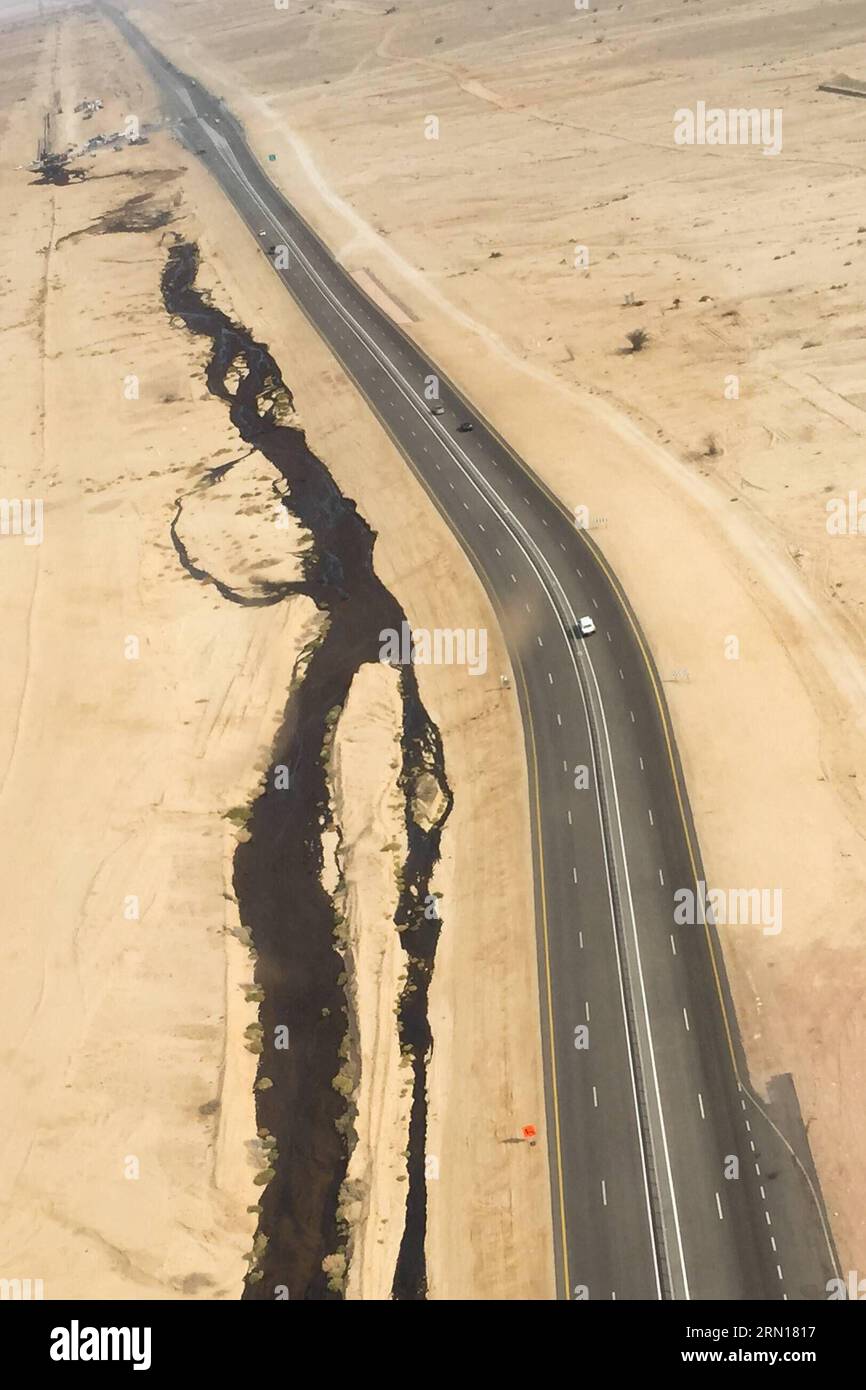 (141204) -- JERUSALEM, 4. Dez. 2014 -- Luftaufnahme des israelischen Umweltschutzministeriums zeigt eine große Ölpest, die durch eine Ölpipeline verursacht wurde, die bei Wartungsarbeiten in der Arava-Wüste im Süden Israels am 4. Dez. 2014 beschädigt wurde. Eine Ölleckage überflutete über Nacht ein Wüsten-Naturschutzgebiet im Süden Israels und verursachte eine der schlimmsten ökologischen Katastrophen in Israel, sagten Beamte und lokale Medien am Donnerstag. ISRAEL-ARAVA-WÜSTE-ÖL VERSCHÜTTET JINI PUBLICATIONxNOTxINxCHN Jerusalem DEZ 4 2014 Handout Luftbild zur Verfügung gestellt Stockfoto