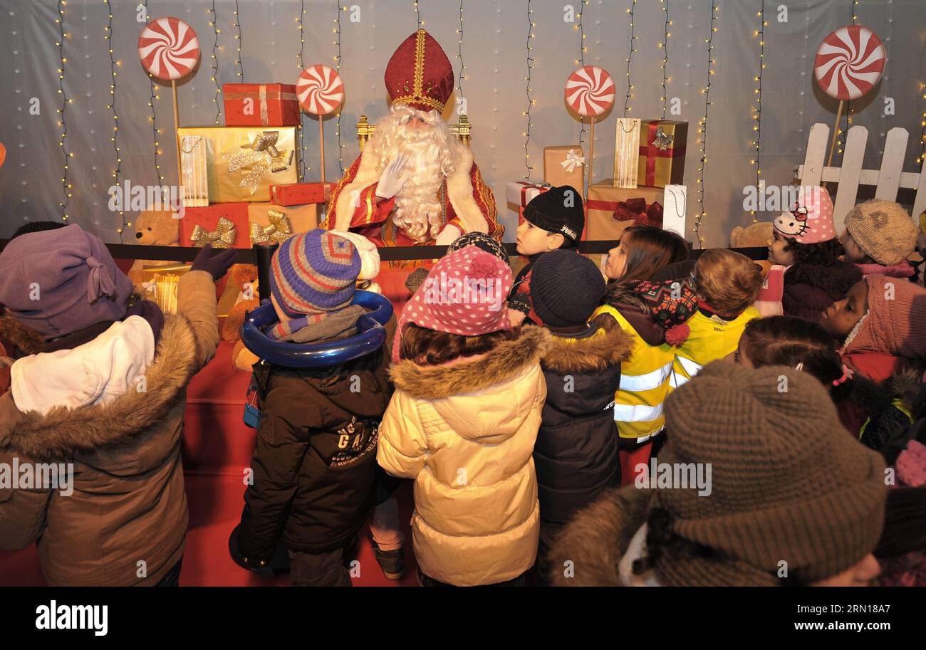 (141205) -- BRÜSSEL, 5. Dezember 2014 -- Kinder grüßen Saint-Nicolas (Sinterklaas) in Brüssel, 5. Dezember 2014. Saint-Nicolas, der eine der Quellen der beliebten Weihnachtsfigur des Weihnachtsmanns ist, wird jährlich mit Geschenken in der Nacht vor oder am Heiligen Nikolaus-Tag am 6. Dezember in Belgien gefeiert. ) BELGIEN-BRÜSSEL-SAINT NICOLAS YexPingfan PUBLICATIONxNOTxINxCHN Brüssel DEZ 5 2014 Kinder grüßen Saint Nicolas in Brüssel DEZ 5 2014 Saint Nicolas, einer der Quellen der beliebten Weihnachtsfigur des Santa Claus, WIRD jährlich mit Th gefeiert Stockfoto