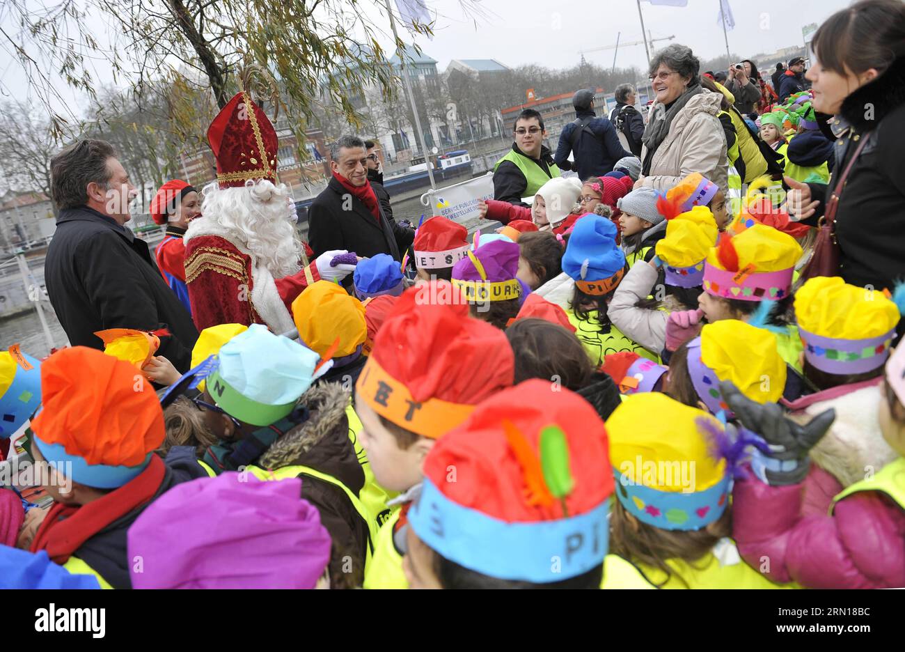 (141205) -- BRÜSSEL, 5. Dezember 2014 -- Kinder begrüßen die Ankunft von Saint-Nicolas (Sinterklaas) und seinen Helfern in Brüssel, 5. Dezember 2014. Saint-Nicolas, der eine der Quellen der beliebten Weihnachtsfigur des Weihnachtsmanns ist, wird jährlich mit Geschenken in der Nacht vor oder am Heiligen Nikolaus-Tag am 6. Dezember in Belgien gefeiert. ) BELGIEN-BRÜSSEL-SAINT NICOLAS YexPingfan PUBLICATIONxNOTxINxCHN Brüssel DEZ 5 2014 Kinder Willkommen die Ankünfte des Heiligen Nicolas und seiner Helfer IN Brüssel der Belgischen DEZ 5 2014 Saint Nicolas, der eine der Quellen der IST Stockfoto