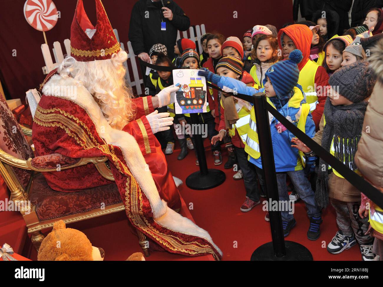 (141205) -- BRÜSSEL, 5. Dezember 2014 -- Kinder grüßen Saint-Nicolas (Sinterklaas) in Brüssel, 5. Dezember 2014. Saint-Nicolas, der eine der Quellen der beliebten Weihnachtsfigur des Weihnachtsmanns ist, wird jährlich mit Geschenken in der Nacht vor oder am Heiligen Nikolaus-Tag am 6. Dezember in Belgien gefeiert. ) BELGIEN-BRÜSSEL-SAINT NICOLAS YexPingfan PUBLICATIONxNOTxINxCHN Brüssel DEZ 5 2014 Kinder grüßen Saint Nicolas in Brüssel DEZ 5 2014 Saint Nicolas, einer der Quellen der beliebten Weihnachtsfigur des Santa Claus, WIRD jährlich mit Th gefeiert Stockfoto
