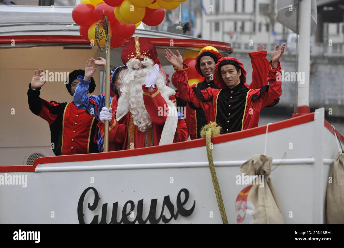 (141205) -- BRÜSSEL, 5. Dezember 2014 -- Saint-Nicolas (Sinterklaas) und seine Helfer kommen am 5. Dezember 2014 mit dem Boot nach Brüssel. Saint-Nicolas, der eine der Quellen der beliebten Weihnachtsfigur des Weihnachtsmanns ist, wird jährlich mit Geschenken in der Nacht vor oder am Heiligen Nikolaus-Tag am 6. Dezember in Belgien gefeiert. ) BELGIEN-BRÜSSEL-SAINT NICOLAS YexPingfan PUBLICATIONxNOTxINxCHN Brüssel DEC 5 2014 Saint Nicolas und seine Helfer kommen mit dem Boot DEC 5 2014 Saint Nicolas IN Brüssel an, der eine der Quellen der beliebten Weihnachtsmarke Santa Clau IST Stockfoto
