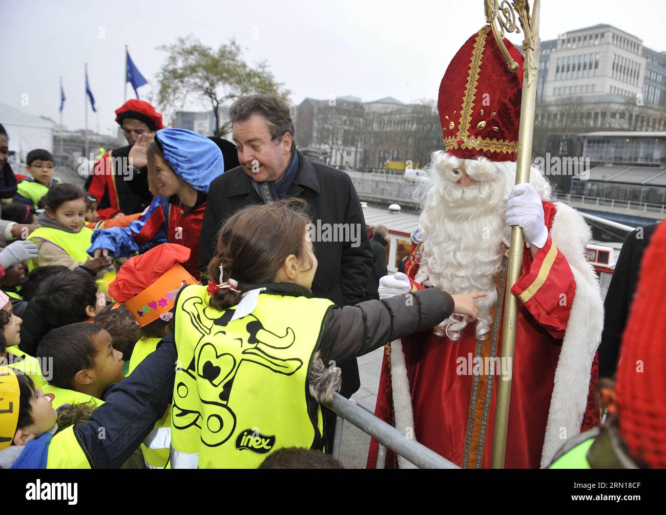 (141205) -- BRÜSSEL, 5. Dezember 2014 -- Kinder begrüßen die Ankunft von Saint-Nicolas (Sinterklaas) und seinen Helfern in Brüssel, 5. Dezember 2014. Saint-Nicolas, der eine der Quellen der beliebten Weihnachtsfigur des Weihnachtsmanns ist, wird jährlich mit Geschenken in der Nacht vor oder am Heiligen Nikolaus-Tag am 6. Dezember in Belgien gefeiert. ) BELGIEN-BRÜSSEL-SAINT NICOLAS YexPingfan PUBLICATIONxNOTxINxCHN Brüssel DEZ 5 2014 Kinder Willkommen die Ankünfte des Heiligen Nicolas und seiner Helfer IN Brüssel der Belgischen DEZ 5 2014 Saint Nicolas, der eine der Quellen der IST Stockfoto