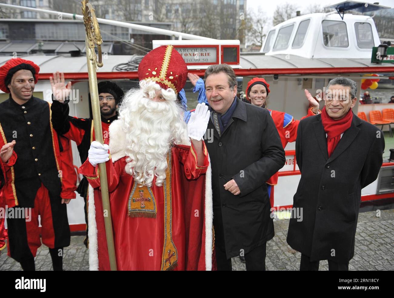 (141205) -- BRÜSSEL, 5. Dezember 2014 -- der Ministerpräsident der Region Brüssel-Hauptstadt Rudi Vervoort (R, Zentrum) begrüßt Saint-Nicolas (Sinterklaas) und seine Helfer bei ihrer Ankunft in Brüssel, Belgien, mit dem Boot am 5. Dezember 2014. Saint-Nicolas, der eine der Quellen der beliebten Weihnachtsfigur des Weihnachtsmanns ist, wird jährlich mit Geschenken in der Nacht vor oder am Heiligen Nikolaus-Tag am 6. Dezember in Belgien gefeiert. ) BELGIEN-BRÜSSEL-SAINT NICOLAS YexPingfan PUBLICATIONxNOTxINxCHN Brüssel DEC 5 2014 Minister Präsident der Region Brüssel-Hauptstadt Rudi Vervoort r Stockfoto