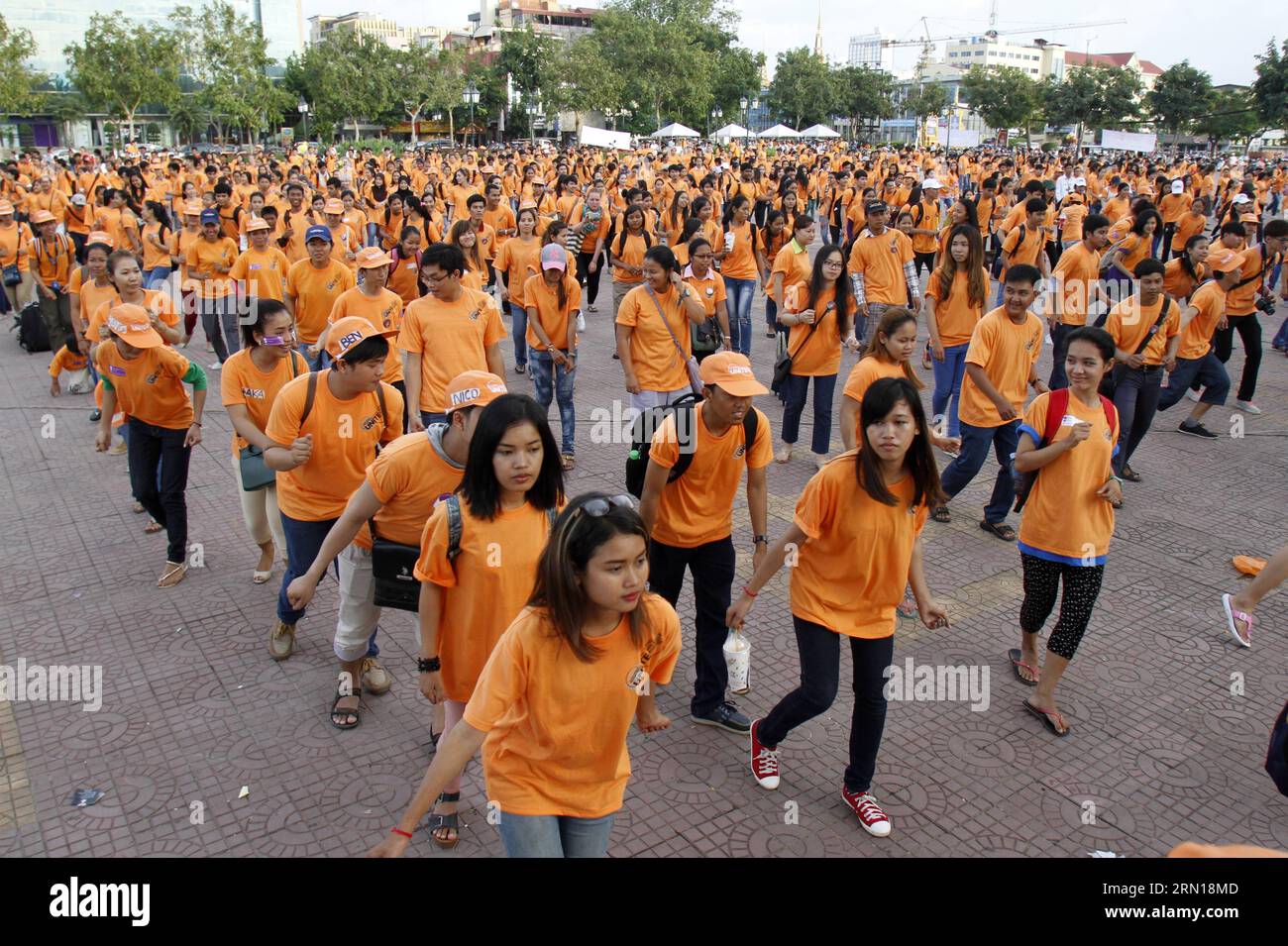 (141206) -- PHNOM PENH, 6. Dezember 2014 -- Junge Menschen tanzen in Phnom Penh, Kambodscha, 6. Dezember 2014. Etwa 1.500 junge Kambodschaner führten am Samstag den Madison auf, einen beliebten Tanz während der Khmer-Hochzeitsempfänge und Neujahrsfeiern, um in Phnom Penh ein Ende der Gewalt gegen Frauen und Mädchen zu fordern, sagte ein Organisator. KAMBODSCHA-PHNOM PENH-ANTI-GEWALT-TANZ Sovannara PUBLICATIONxNOTxINxCHN Phnom PENH DEC 6 2014 Junge Prominente Tanz in Phnom Penh Kambodscha DEC 6 2014 ungefähr 1 500 junge Kambodschaner AM Samstag führten den Madison A Popular Dance während Khmer auf Stockfoto