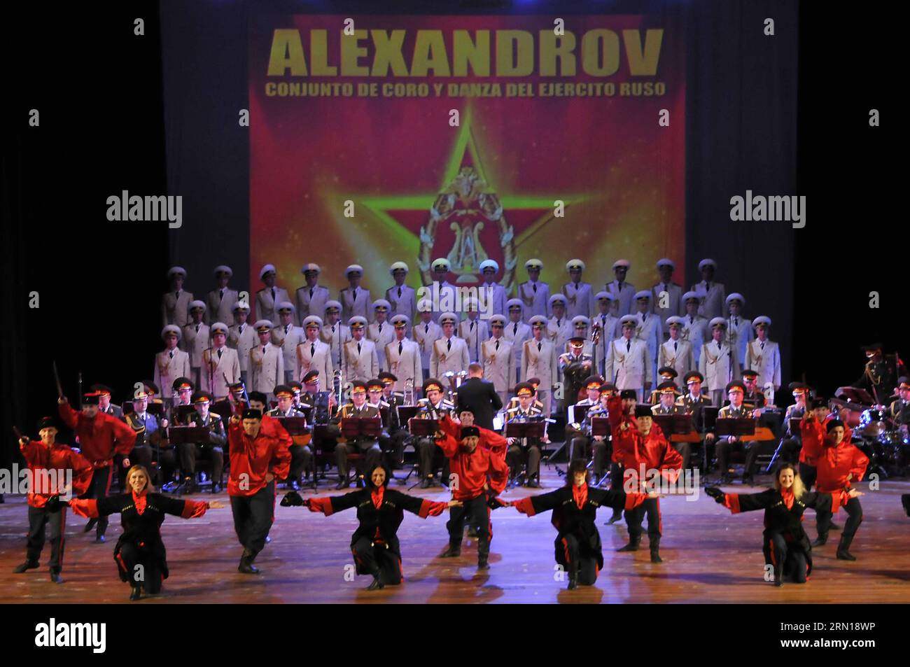 Mitglieder des Akademischen Ensemble für Gesang und Tanz Alexandrow von der russischen Armee treten am 6. Dezember 2014 in der Avellaneda-Halle des Nationaltheaters in Havanna, der Hauptstadt Kubas, auf. Joaquin Hernandez) (azp) KUBA-HAVANNA-RUSSLAND-KULTUR-SHOW e Joaquin PUBLICATIONxNOTxINxCHN Mitglieder des Akademischen Song- und Tanzensembles Alexandrov der russischen Armee treten während einer Show in der avellaneda Hall des Nationaltheaters in Havanna Hauptstadt Kubas AM 6. Dezember 2014 AUF Joaquin Hernandez EGP Kuba Havanna Russia Culture Show e Joataquin PUCHTICxTICINNICXTICN Stockfoto
