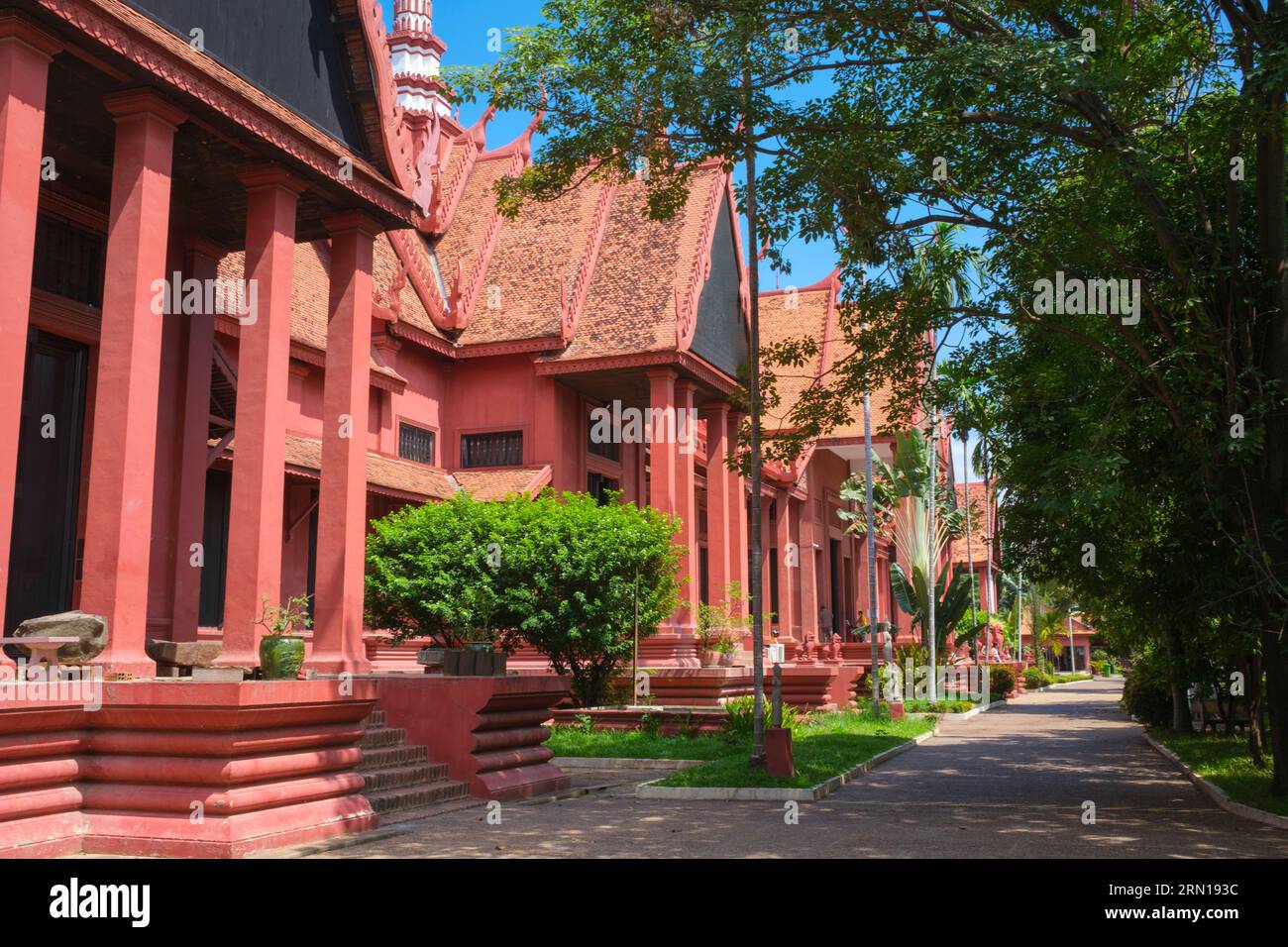 Kambodscha: Nationalmuseum von Kambodscha, Phnom Penh, entworfen von George Groslier (1887–1945). Das Nationalmuseum befindet sich in einem roten Pavillon aus dem Jahr 1918 und beherbergt eine Sammlung von Khmer-Kunst, darunter einige der schönsten Stücke der Welt. Zu den Exponaten gehören eine Vishnu-Statue aus dem 6. Jahrhundert, eine Shiva-Statue aus dem 9. Jahrhundert und der berühmte, in meditativer Pose geformte Kopf von Jayavarman VII. Besonders beeindruckend ist die beschädigte Büste eines liegenden Vishnu, der einst Teil einer massiven Bronzestatue war, die im westlichen Mebon-Tempel in Angkor gefunden wurde. Stockfoto