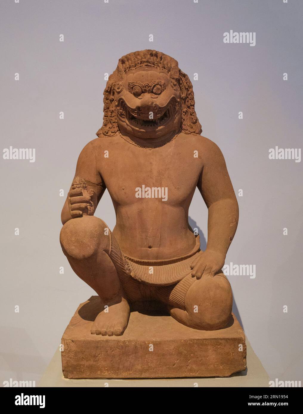 Kambodscha: Ein Hüter aus Sandstein aus dem 10. Jahrhundert mit einem Löwenkopf, der ursprünglich aus dem Tempel Banteay Srei in der Nähe von Siem Reap stammt, heute im Nationalmuseum von Kambodscha, Phnom Penh. Das Nationalmuseum befindet sich in einem roten Pavillon aus dem Jahr 1918 und beherbergt eine Sammlung von Khmer-Kunst, darunter einige der schönsten Stücke der Welt. Zu den Exponaten gehören eine Vishnu-Statue aus dem 6. Jahrhundert, eine Shiva-Statue aus dem 9. Jahrhundert und der berühmte, in meditativer Pose geformte Kopf von Jayavarman VII. Besonders beeindruckend ist die beschädigte Büste eines liegenden Vishnu, der einst Teil einer massiven Bronzestatue war, die im westlichen Mebon gefunden wurde Stockfoto