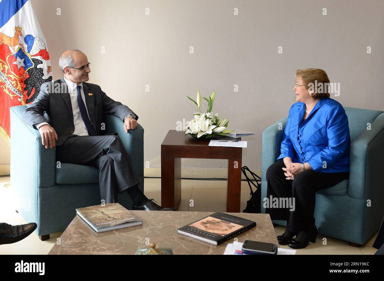 VERACRUZ, 8. Dezember 2014 -- Bild der chilenischen Präsidentschaft zeigt das Treffen der chilenischen Präsidentin Michelle Bachelet (R) mit der Regierungschefin Andorras Antoni Marti im Rahmen des 24. Iberoamerikanischen Gipfels 2014 in Veracruz, Mexiko, am 8. Dezember 2014. Der 24. Iberoamerikanische Gipfel 2014 fand am 8. Und 9. Dezember in Veracruz statt. Alex Ibanez/chilenischer Ratsvorsitz) MEXIKO-CHILE-ANDORRA-TREFFEN CHILEANxPRESIDENCY PUBLICATIONxNOTxINxCHN Veracruz DEC 8 2014 Bild von chilenischem Ratsvorsitz zeigt das Treffen der chilenischen Präsidentin Michelle Bachelet r mit der Regierungschefin von Andorra Antoni Marti im Th Stockfoto