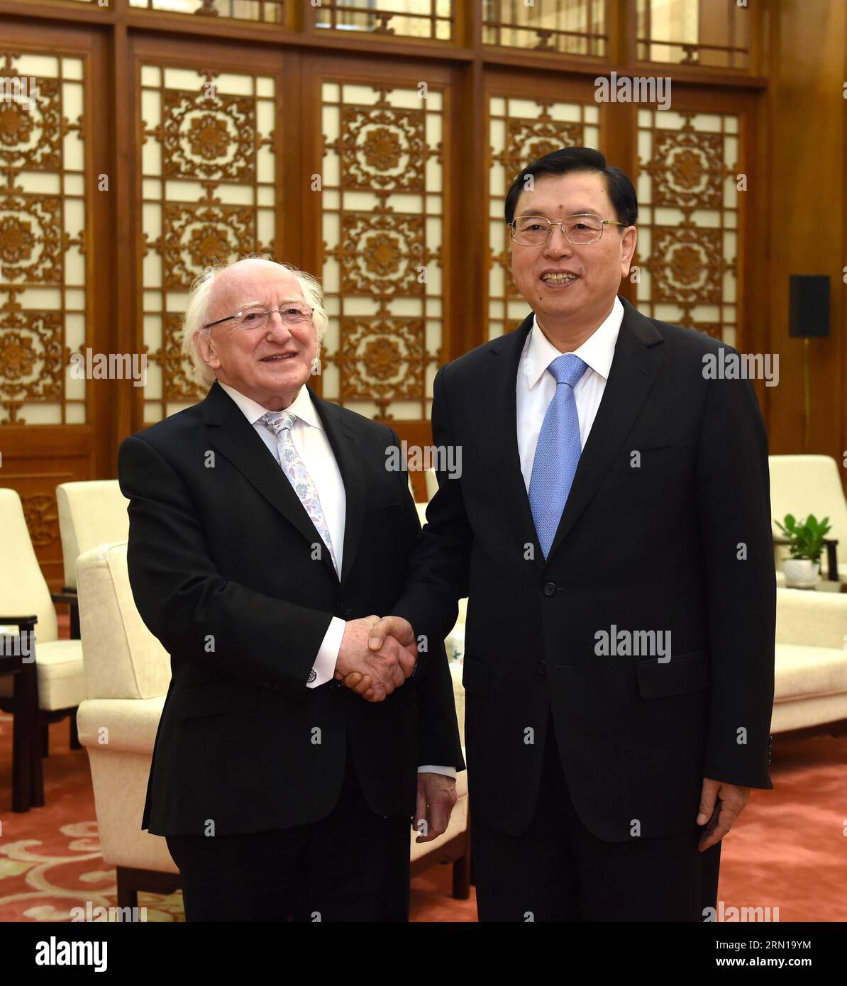 (141210) -- PEKING, 10. Dezember 2014 -- Zhang Dejiang (R), Vorsitzender des Ständigen Ausschusses des Nationalen Volkskongresses Chinas, trifft sich mit dem irischen Präsidenten Michael D. Higgins in der Großen Halle des Volkes in Peking, Hauptstadt Chinas, 10. Dezember 2014. ) (mp) CHINA-PEKING-ZHANG DEJIANG-IRISH PRESIDENT-MEETING (CN) RaoxAimin PUBLICATIONxNOTxINxCHN Beijing DEZ 10 2014 Zhang Dejiang r Vorsitzender des Thing Committee des China S National Prominents S Congress trifft sich mit dem irischen Präsidenten Michael D Higgins in der Großen Halle der Prominenten in Peking Hauptstadt Chinas DEZ 10 2014 mp Chi Stockfoto