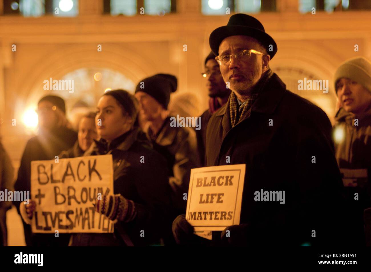 POLITIK Proteste gegen US Folter in Chicago (141211) -- CHICAGO, 11. Dezember -- Aktivisten halten Banner in einer friedlichen Versammlung in Chicago am 10. Dezember 2014. Rund 200 Aktivisten gegen Gewalt hielten am Internationalen Tag der Menschenrechte in Chicago eine friedliche Versammlung ab. Einige von ihnen protestierten gegen die Entscheidungen der Grand Jury im Tod von Michael Brown in Fugerson, Missouri und auch den Tod von Eric Garner in New York. Andere Aktivisten beschuldigten auch die US-Beteiligung im Nahen Osten, protestierten gegen die US-Folter, die von der CIA in einem Bericht vom Dienstag seit dem Terroranschlag vom 11. September 2001 angewendet wurde. Stockfoto