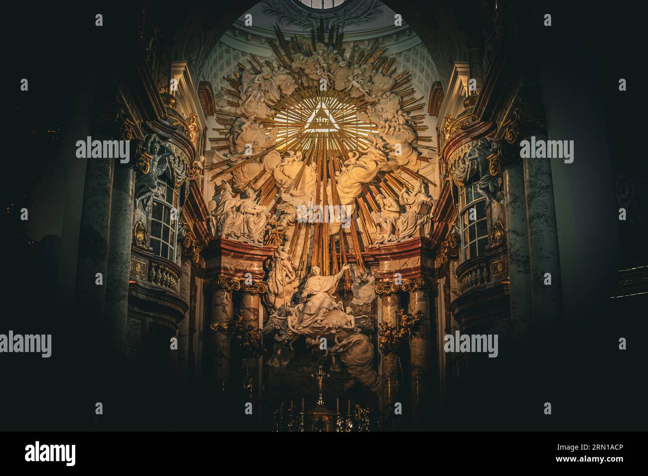 Der Hochaltar der Karlskirche - Wien, Österreich Stockfoto
