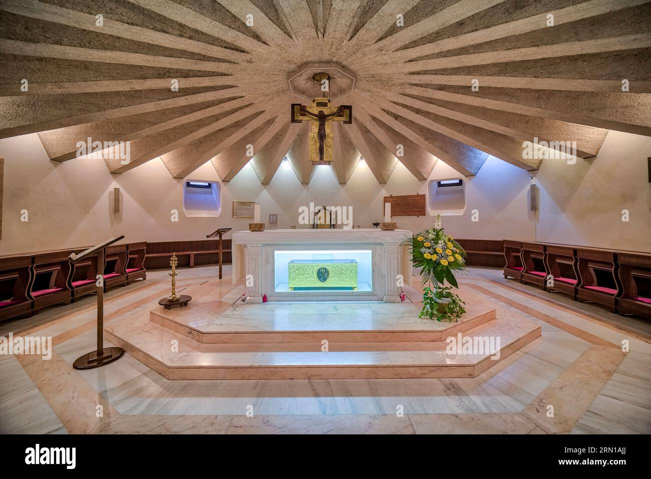 Inneneinrichtung mit Reliquien des Heiligen Thomas in der Basilika San Tommaso Apostolo. Stockfoto
