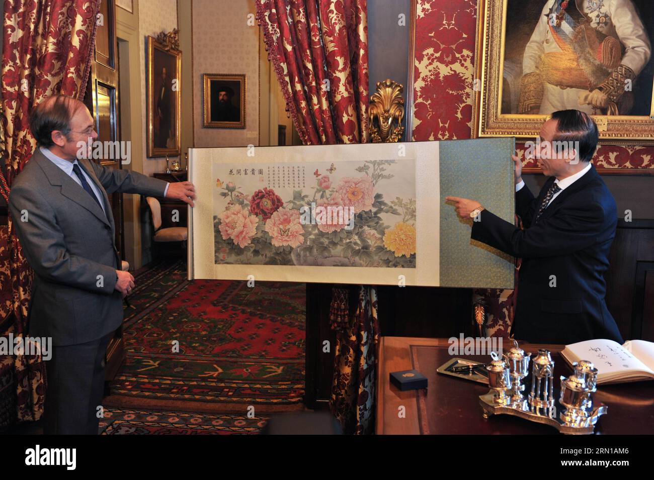 (141212) -- MADRID, 12. Dezember 2014 -- Wang Jiarui (R), stellvertretender Vorsitzender des Nationalen Komitees der politischen Beratungskonferenz des chinesischen Volkes, überreicht dem spanischen Senatspräsidenten Francisco Javier Rojo Garcia in Madrid, Spanien, am 10. Dezember 2014. Wang Jiarui war am 9. Und 11. Dezember in Spanien. ) SPANIEN-CHINA-WANG JIARUI-BESUCH XiexHaining PUBLICATIONxNOTxINxCHN Madrid DEZ 12 2014 Wang Jiarui r Stellvertretender Vorsitzender des Nationalkomitees der politischen Beratungskonferenz der chinesischen Prominenten überreicht dem spanischen Senatspräsidenten Francisco Javier Rojo Garcia in Madrid Spanien ein Geschenk Stockfoto