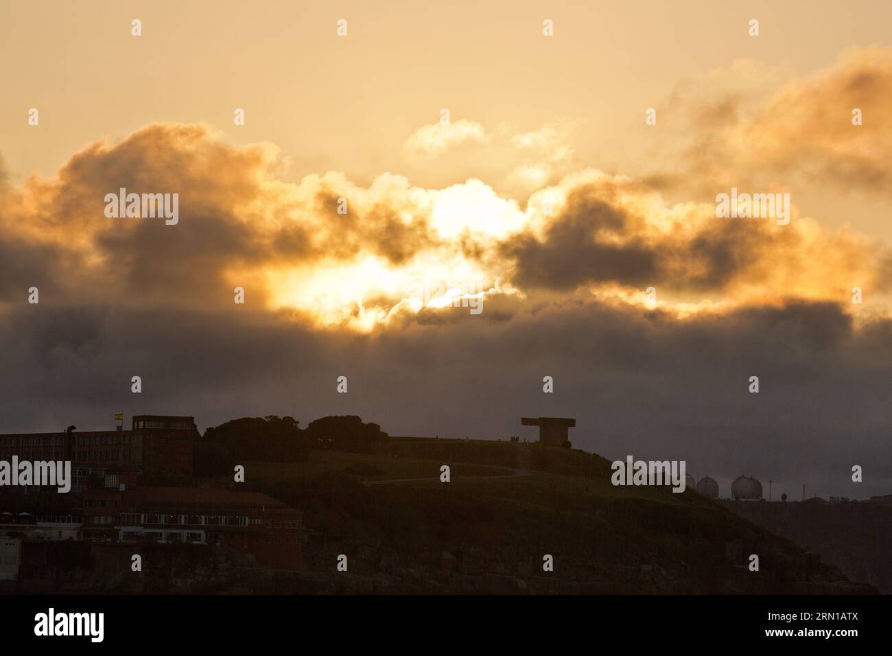 Zum Lob der Horizont, Skulptur, Gijón, Fürstentum Asturien, Nordspanien, hergestellt vom baskischen Bildhauer Eduardo Chillida.Sunset Stockfoto