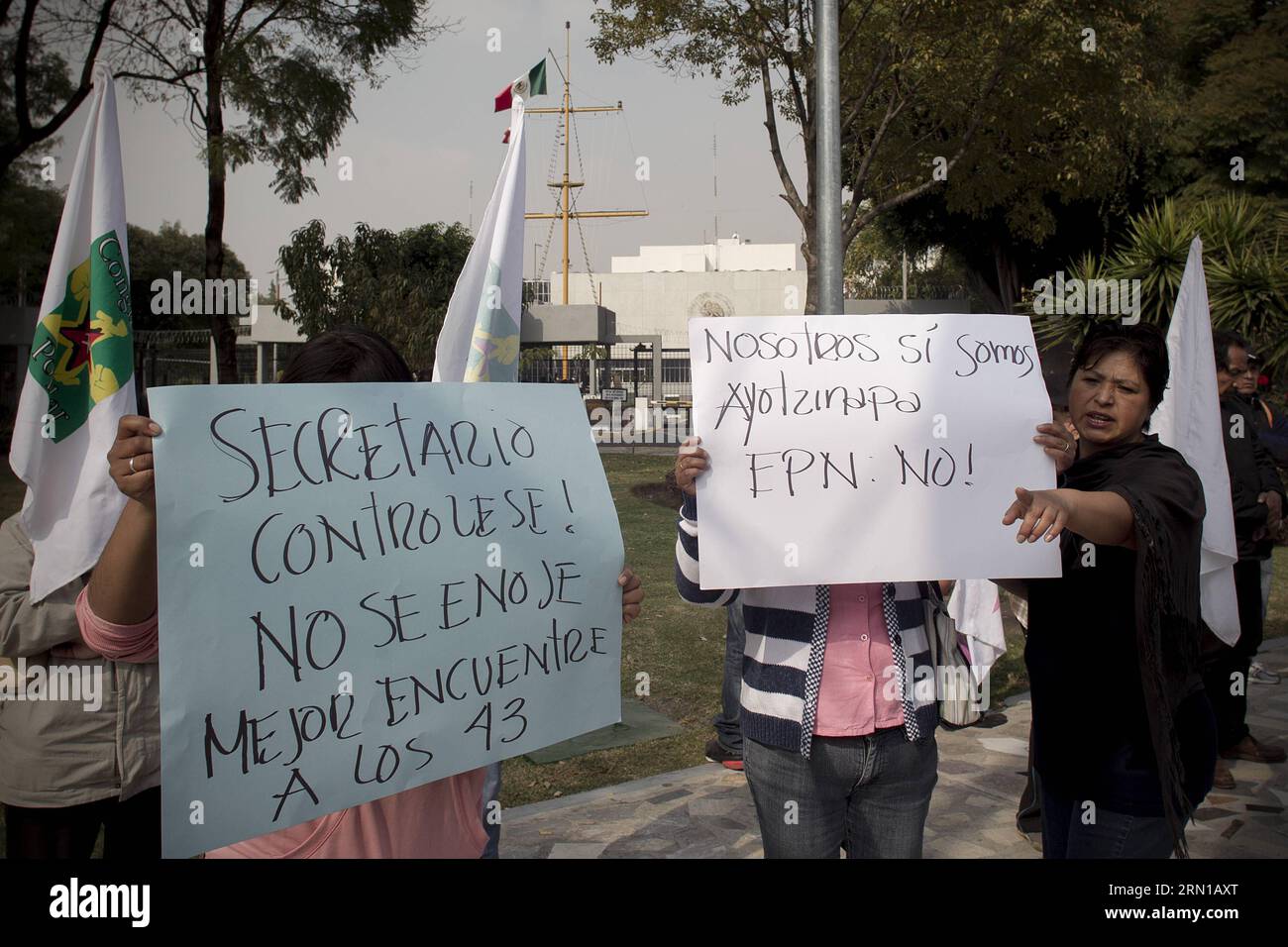 Die Bewohner halten Banner während eines Protestes zur Unterstützung der Eltern der 43 vermissten Schüler der normalen ländlichen Schule von Ayotzinapa in Iguala, die am 12. Dezember 2014 außerhalb des Hauptquartiers des mexikanischen Marinesektariats in Mexiko-Stadt, Mexiko, abgehalten wurde. Alejandro Ayala) (jg) MEXIKO-MEXIKO CITY-SOCIETY-PROTEST e AlejandroxAyala PUBLICATIONxNOTxINxCHN Residents Hold Banners während eines Protestes zur Unterstützung der Eltern der 43 vermissten Studenten der Normal Rural School of in Iguala Hero vor dem Hauptquartier des MEXIKANISCHEN Marinesektariats in Mexiko-Stadt Mexiko AM 12. Dezember 2014 Ale Stockfoto Die Bewohner halten Banner während eines Protestes zur Unterstützung der Eltern der 43 vermissten Schüler der normalen ländlichen Schule von Ayotzinapa in Iguala, die am 12. Dezember 2014 außerhalb des Hauptquartiers des mexikanischen Marinesektariats in Mexiko-Stadt, Mexiko, abgehalten wurde. Alejandro Ayala) (jg) MEXIKO-MEXIKO CITY-SOCIETY-PROTEST e AlejandroxAyala PUBLICATIONxNOTxINxCHN Residents Hold Banners während eines Protestes zur Unterstützung der Eltern der 43 vermissten Studenten der Normal Rural School of in Iguala Hero vor dem Hauptquartier des MEXIKANISCHEN Marinesektariats in Mexiko-Stadt Mexiko AM 12. Dezember 2014 Ale Stockfoto