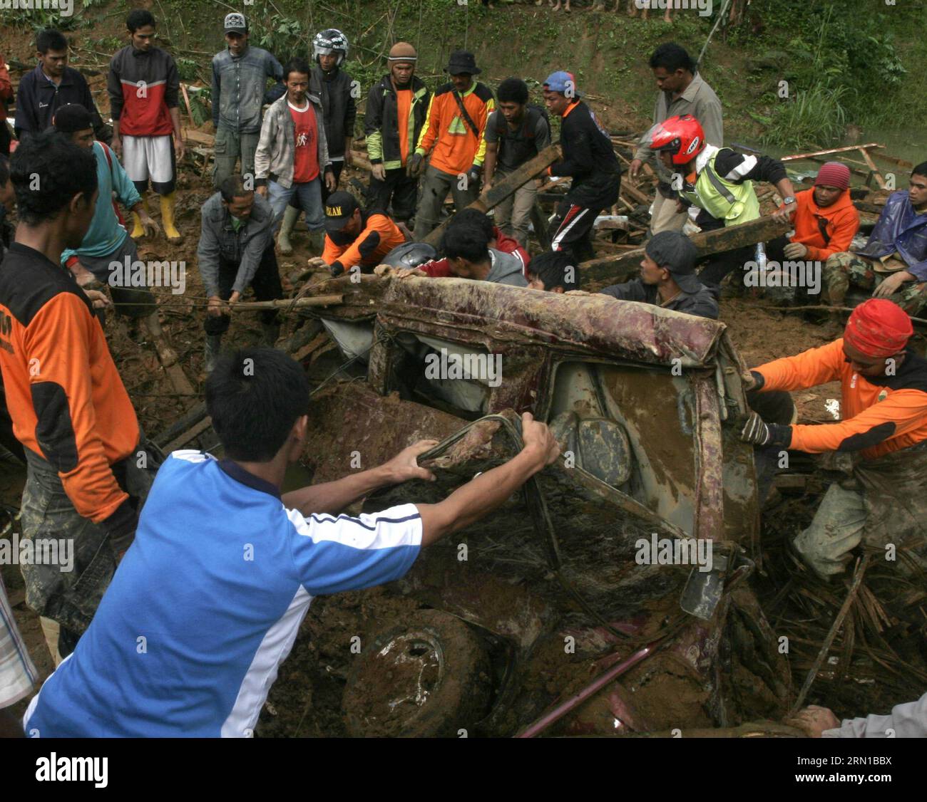 AKTUELLES ZEITGESCHEHEN Bergungsarbeiten nach Erdrutsch in Indonesien (141214) -- ZENTRAL-JAVA, 13. Dezember 2014 --Rettungskräfte evakuieren die Trümmer eines Autos, das vom Erdrutsch im Banjarnegara-Bezirk in Zentral-Java, Indonesien, 13. Dezember 2014 betroffen war. Die Rettungskräfte hatten 19 Leichen gefunden und die Suche nach den 91 Vermissten eingestellt, nachdem die Erdrutsche am Freitag Dutzende von Häusern im Banjarnegara-Bezirk in Zentral-Java wegen starker Regenfälle begraben hatten. )(lyi) INDONESIEN-ZENTRAL-JAVA-ERDRUTSCH NurulxImani PUBLICATIONxNOTxINxCHN Nachrichten aktuelle Ereignisse Bergungsarbeiten nach Erdrutsch in Indonesien Zentral-Java DEC 13 2014 Stockfoto