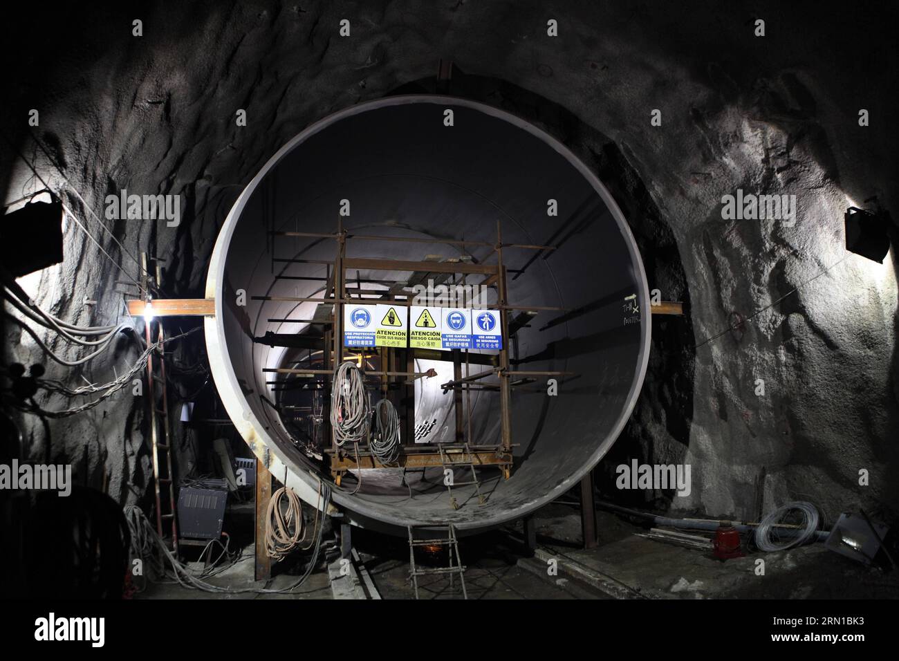 Das am 4. Juli 2013 aufgenommene Foto zeigt einen Tunnel des Wasserkraftwerks Coca Codo Sinclair in der Provinz Sucumbois in Ecuador. Bei einem Tunneleinsturz in einem chinesischen Wasserkraftwerk in der Amazonasregion Ecuadors am Samstagabend starben 13 Arbeiter, darunter drei Chinesen und zehn Ecuadorianer, und weitere 12 wurden verletzt. Coca Codo Sinclair, das größte Wasserkraftwerk Ecuadors, wird ab 2010 vom chinesischen Unternehmen Sinohydro gebaut. Es wird erwartet, dass das Werk 2016 in Betrieb genommen wird. ) (Da) ECUADOR-SUCUMBIOS-WASSERKRAFTWERK-UNFALL SantiagoxArmas PUBLICATIONxNOTxINxCHN Stockfoto