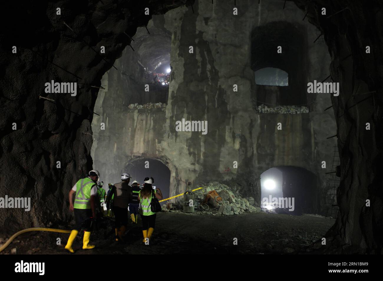 Das am 4. Juli 2013 aufgenommene Aktenfoto zeigt Arbeiter, die im Wasserkraftwerk Coca Codo Sinclair in der Provinz Sucumbois in Ecuador arbeiten. Bei einem Tunneleinsturz in einem chinesischen Wasserkraftwerk in der Amazonasregion Ecuadors am Samstagabend starben 13 Arbeiter, darunter drei Chinesen und zehn Ecuadorianer, und weitere 12 wurden verletzt. Coca Codo Sinclair, das größte Wasserkraftwerk Ecuadors, wird ab 2010 vom chinesischen Unternehmen Sinohydro gebaut. Es wird erwartet, dass das Werk 2016 in Betrieb genommen wird. ) (Da) ECUADOR-SUCUMBIOS-WASSERKRAFTWERK-UNFALL SantiagoxArmas PUBLICATIONxNOTxI Stockfoto