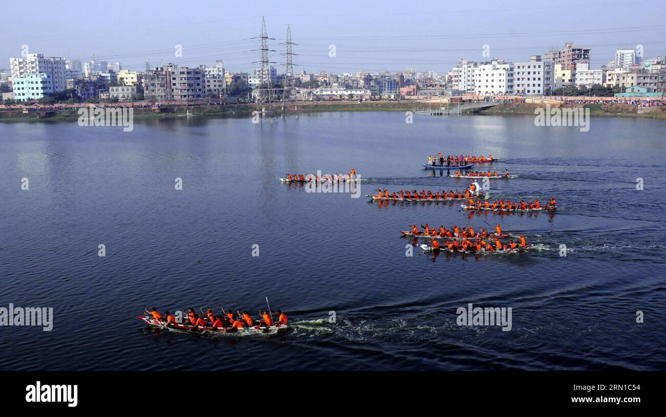 Bangladeschen nehmen an einem traditionellen Bootsrennen während der Feierlichkeiten des Sieges in Dhaka, Bangladesch, am 16. Dezember 2014 Teil. Bangladesch feierte am Dienstag seinen 43. Siegestag. )(bxq) BANGLADESCH-DHAKA-VICTORY DAY-Celebration SharifulxIslam PUBLICATIONxNOTxINxCHN Bangladeshi Prominente nehmen an einem traditionellen Bootsrennen während der Feier des Sieges in Dhaka Bangladesch DEC 16 2014 Bangladesch feierte seinen 43. Victory Day AM Dienstag Bangladesch Dhaka Victory Day Celebration PUNOBLICATxCHNxN Stockfoto