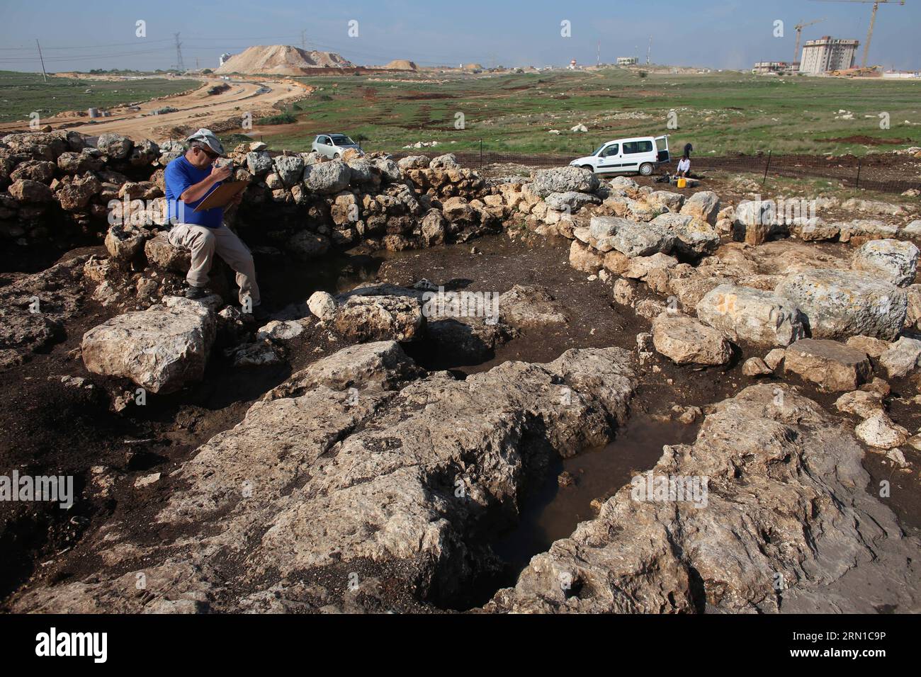 (141216) -- JERUSALEM, 16. Dezember 2014 -- ein israelischer Archäologe arbeitet am 16. Dezember 2014 an der Ausgrabungsstätte eines 2.800 Jahre alten Bauernhauses in der Stadt Rosh HaAyin im Zentrum Israels. Die israelische Antiquities Authority gab am Montag bekannt, dass sie kürzlich bei Bergungsgrabungen in der Stadt Rosh HaAyin ein 2.800 Jahre altes Bauernhaus entdeckt hat. Das Gebäude wurde während der assyrischen Eroberung im achten Jahrhundert v. Chr. erbaut und besteht aus 23 Räumen, die sich über eine Fläche von 1.200 Quadratmetern erstrecken und bemerkenswert gut erhalten sind, sagte Ausgrabungsdirektor Amit Shadman. ISRAEL-ROSH HAAYIN-ANC Stockfoto