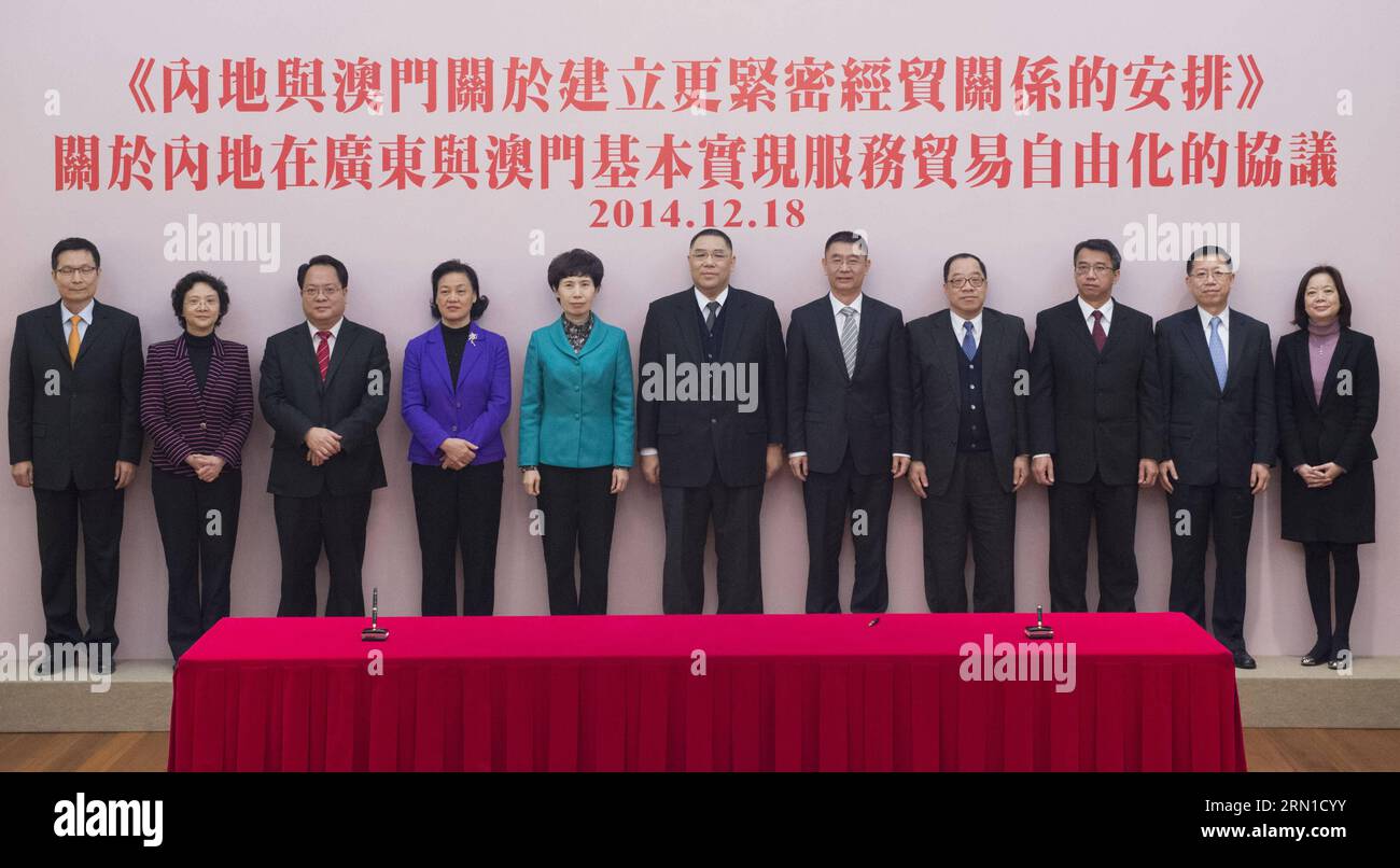 (141218) -- MACAU, 18. Dezember 2014 -- Menschen posieren für ein Gruppenfoto während einer Zeremonie der Unterzeichnung des Abkommens zur weiteren Förderung der Liberalisierung des Dienstleistungsverkehrs zwischen dem chinesischen Festland und der Sonderverwaltungsregion Macau (SAR) in Macau, Südchina, 18. Dezember 2014. Das Abkommen tritt am 1. März nächsten Jahres in Kraft. ) (hdt) CHINA-MACAO-SERVICE TRADE-SIGNING (CN) LuixSiuxWai PUBLICATIONxNOTxINxCHN Macao DEC 18 2014 Prominente posieren für ein Gruppenfoto während einer Zeremonie zur Unterzeichnung des Abkommens zur weiteren Förderung der Liberalisierung des Handels mit Dienstleistungen zwischen den Chinesen Stockfoto