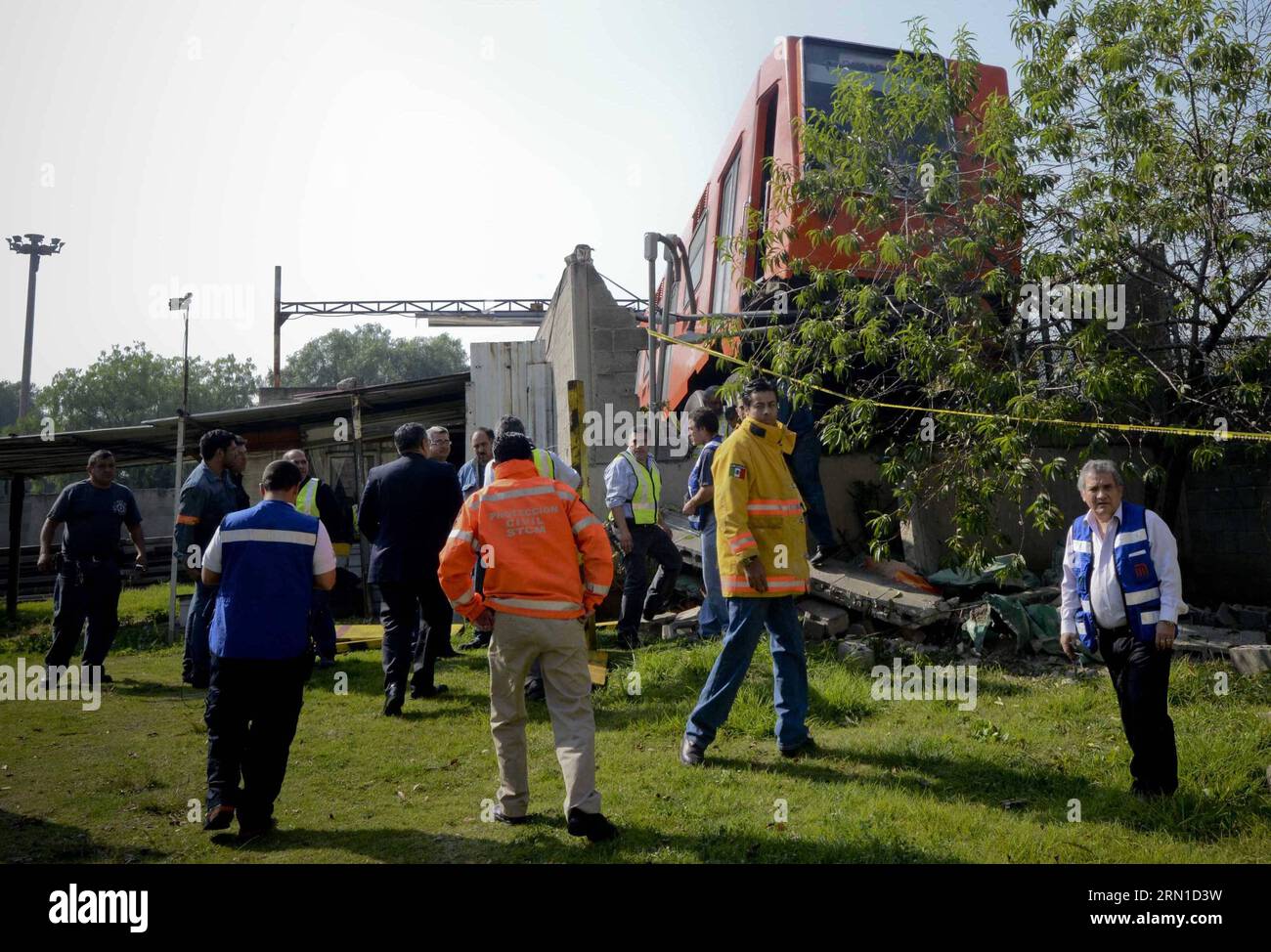 (141218) -- MEXIKO-STADT, 18. Dezember 2014 -- Mitarbeiter arbeiten an dem Ort, an dem ein Zug des Metro Public Transport Systems am 18. Dezember 2014 in der letzten Zone der Rosario-Werkstatt in Mexiko-Stadt, der Hauptstadt Mexikos, eine Mauer niederschlug und hängte. Der U-Bahn-Zug führte Manöver in der letzten Zone der Rosario-Werkstatt durch, bremste nicht ordnungsgemäß und schlug eine Mauer herunter und wurde ausgesetzt, es wurden keine Verletzungen gemeldet, nach Informationen des Metro-öffentlichen Verkehrssystems. ) (jg) MEXIKO-MEXIKO CITY-ACCIDENT-METRO STR PUBLICATIONxNOTxINxCHN Mexico City DEC 18 2014 Mitarbeiter arbeiten Stockfoto