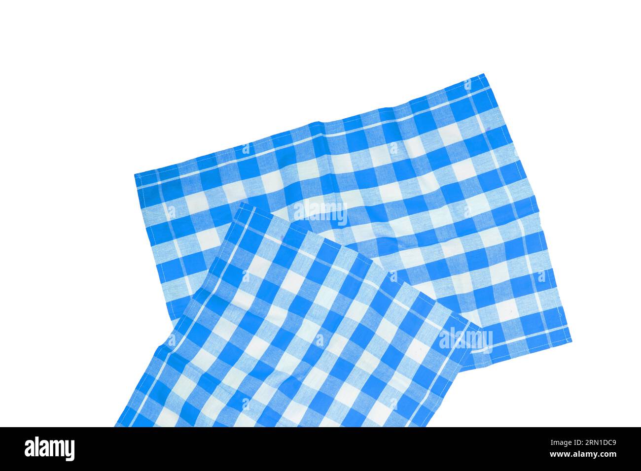 Nahaufnahme von zwei blau-weiß karierten Servietten- oder Tischdecken-Texturen auf weißem Hintergrund. Küchenaccessoires. Stockfoto