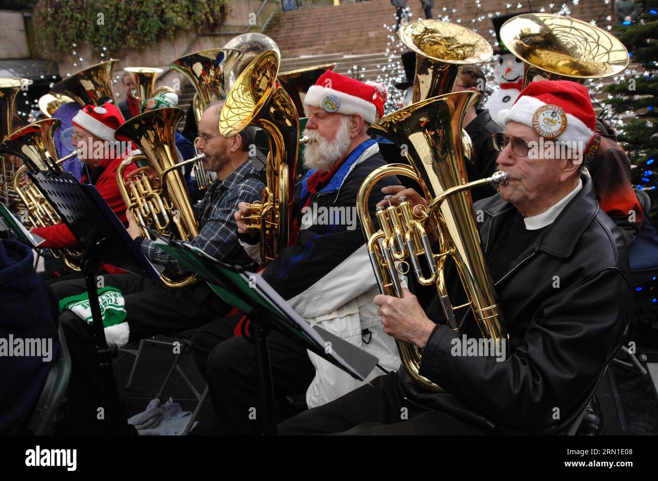 Tenorspieler und Bassist-Tuba-Spieler spielen Weihnachtslieder und Lieder während der 41. Jährlichen Tuba Christmas 2014-Veranstaltung neben der Robson Square Eislaufbahn in Vancouver, Kanada, am 21. Dezember 2014. Diese ungewöhnliche Weihnachtstradition hat sich in über 200 Städten auf der ganzen Welt etabliert. Die erste Tuba-Weihnachtsveranstaltung wurde 1974 im Rockefeller Center in New York präsentiert und wurde von Harvey Phillips zu Ehren seines Lehrers, dem verstorbenen William J. Bell, konzipiert. )(zhf) CANANDA-VANCOUVER-CHRISTMAS-TUBA SergeixBachlakov PUBLICATIONxNOTxINxCHN Tenor- und Bass-Tuba-Spieler spielen Weihnachtslieder und Lieder d Stockfoto