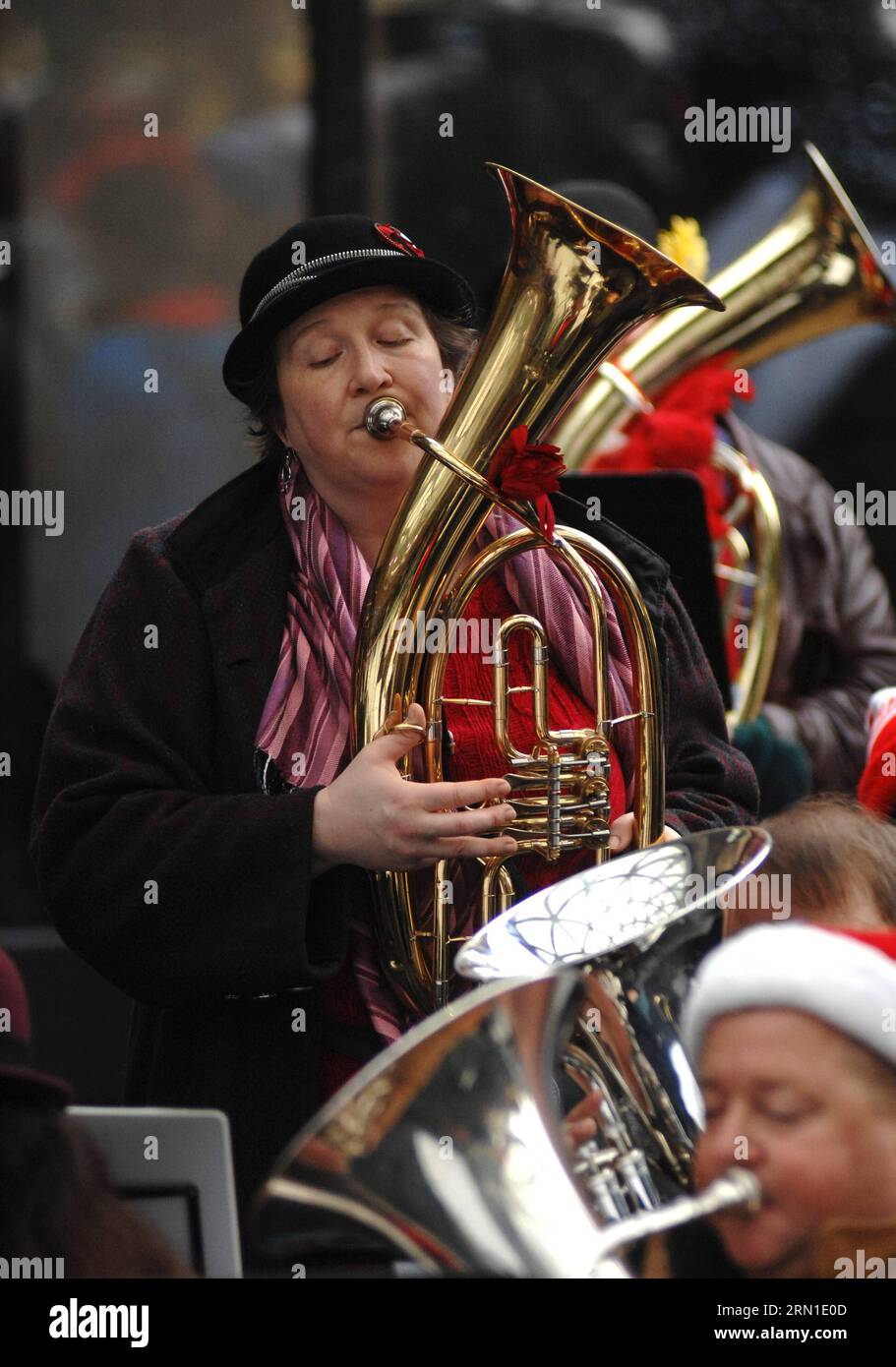 Ein Tuba-Spieler spielt Weihnachtslieder und Lieder während der 41. Jährlichen Tuba Christmas 2014-Veranstaltung neben der Robson Square Eislaufbahn in Vancouver, Kanada, am 21. Dezember 2014. Diese ungewöhnliche Weihnachtstradition hat sich in über 200 Städten auf der ganzen Welt etabliert. Die erste Tuba-Weihnachtsveranstaltung wurde 1974 im Rockefeller Center in New York präsentiert und wurde von Harvey Phillips zu Ehren seines Lehrers, dem verstorbenen William J. Bell, konzipiert. )(zhf) CANANDA-VANCOUVER-CHRISTMAS-TUBA SergeixBachlakov PUBLICATIONxNOTxINxCHN ein Tuba-Spieler spielt Weihnachtslieder und Lieder während der 41. Jährlichen Tuba Stockfoto