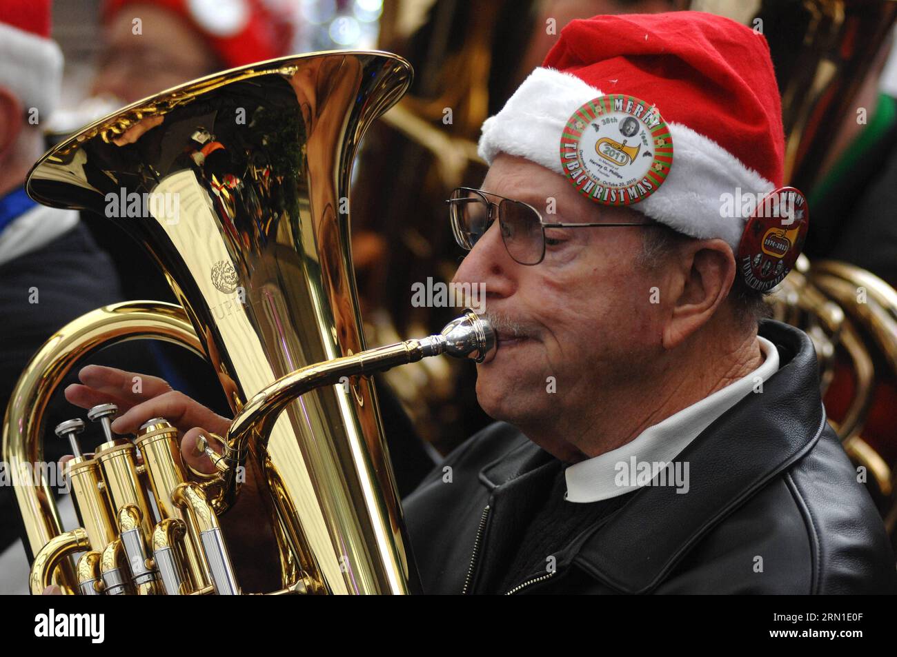 Ein Tuba-Spieler spielt Weihnachtslieder und Lieder während der 41. Jährlichen Tuba Christmas 2014-Veranstaltung neben der Robson Square Eislaufbahn in Vancouver, Kanada, am 21. Dezember 2014. Diese ungewöhnliche Weihnachtstradition hat sich in über 200 Städten auf der ganzen Welt etabliert. Die erste Tuba-Weihnachtsveranstaltung wurde 1974 im Rockefeller Center in New York präsentiert und wurde von Harvey Phillips zu Ehren seines Lehrers, dem verstorbenen William J. Bell, konzipiert. )(zhf) CANANDA-VANCOUVER-CHRISTMAS-TUBA SergeixBachlakov PUBLICATIONxNOTxINxCHN ein Tuba-Spieler spielt Weihnachtslieder und Lieder während der 41. Jährlichen Tuba Stockfoto