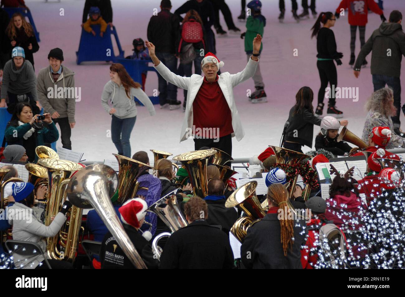 Tenorspieler und Bassist-Tuba-Spieler spielen Weihnachtslieder und Lieder während der 41. Jährlichen Tuba Christmas 2014-Veranstaltung neben der Robson Square Eislaufbahn in Vancouver, Kanada, am 21. Dezember 2014. Diese ungewöhnliche Weihnachtstradition hat sich in über 200 Städten auf der ganzen Welt etabliert. Die erste Tuba-Weihnachtsveranstaltung wurde 1974 im Rockefeller Center in New York präsentiert und wurde von Harvey Phillips zu Ehren seines Lehrers, dem verstorbenen William J. Bell, konzipiert. )(zhf) CANANDA-VANCOUVER-CHRISTMAS-TUBA SergeixBachlakov PUBLICATIONxNOTxINxCHN Tenor- und Bass-Tuba-Spieler spielen Weihnachtslieder und Lieder d Stockfoto