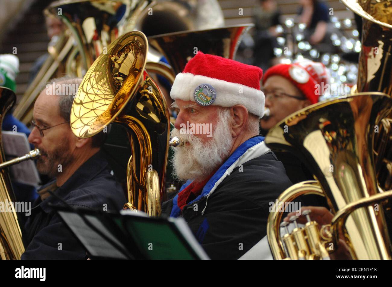 Ein Tuba-Spieler spielt Weihnachtslieder und Lieder während der 41. Jährlichen Tuba Christmas 2014-Veranstaltung neben der Robson Square Eislaufbahn in Vancouver, Kanada, am 21. Dezember 2014. Diese ungewöhnliche Weihnachtstradition hat sich in über 200 Städten auf der ganzen Welt etabliert. Die erste Tuba-Weihnachtsveranstaltung wurde 1974 im Rockefeller Center in New York präsentiert und wurde von Harvey Phillips zu Ehren seines Lehrers, dem verstorbenen William J. Bell, konzipiert. )(zhf) CANANDA-VANCOUVER-CHRISTMAS-TUBA SergeixBachlakov PUBLICATIONxNOTxINxCHN ein Tuba-Spieler spielt Weihnachtslieder und Lieder während der 41. Jährlichen Tuba Stockfoto