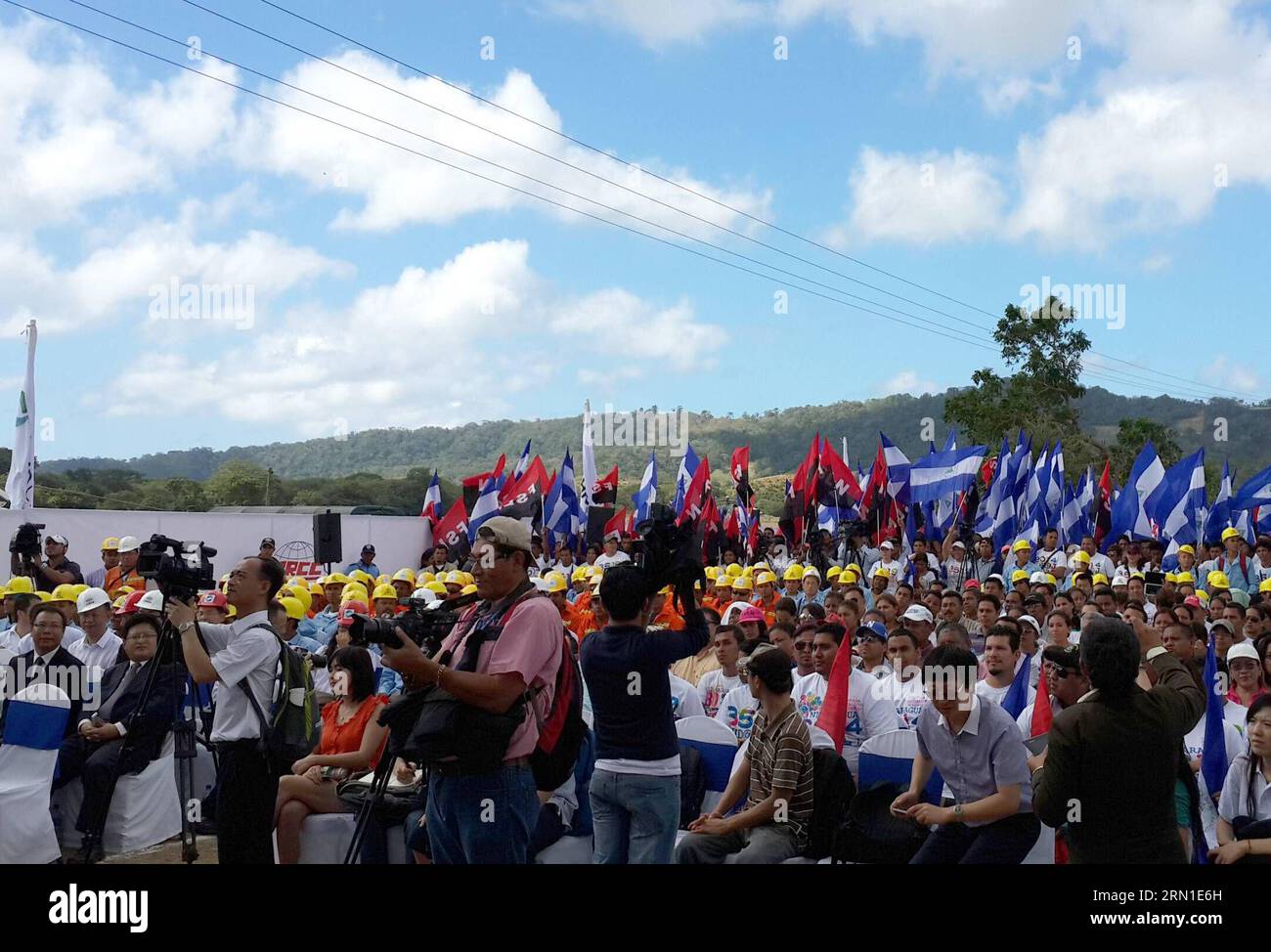 (141222) -- RIVAS, 22. Dezember 2014 -- Journalisten nehmen am 22. Dezember 2014 an der Einweihungszeremonie für das Projekt des interozeanischen Nicaragua-Kanals im Departement Rivas, Nicaragua, Teil. Der Bau des interozeanischen Nicaragua-Kanals begann am Montag und wird 2019 enden, sagte Wang Jing, Vorsitzender der Hong Kong Nicaragua Canal Development Co., Ltd (HKND), die den Kanal bauen wird, bei der Einweihungszeremonie am Montag. ) (jp) NICARAGUA-RIVAS-CHINA-INDUSTRY-CANAL XuxLei PUBLICATIONxNOTxINxCHN Rivas DEC 22 2014 Journalisten nehmen an der Einweihungszeremonie der Inter Oceani Teil Stockfoto